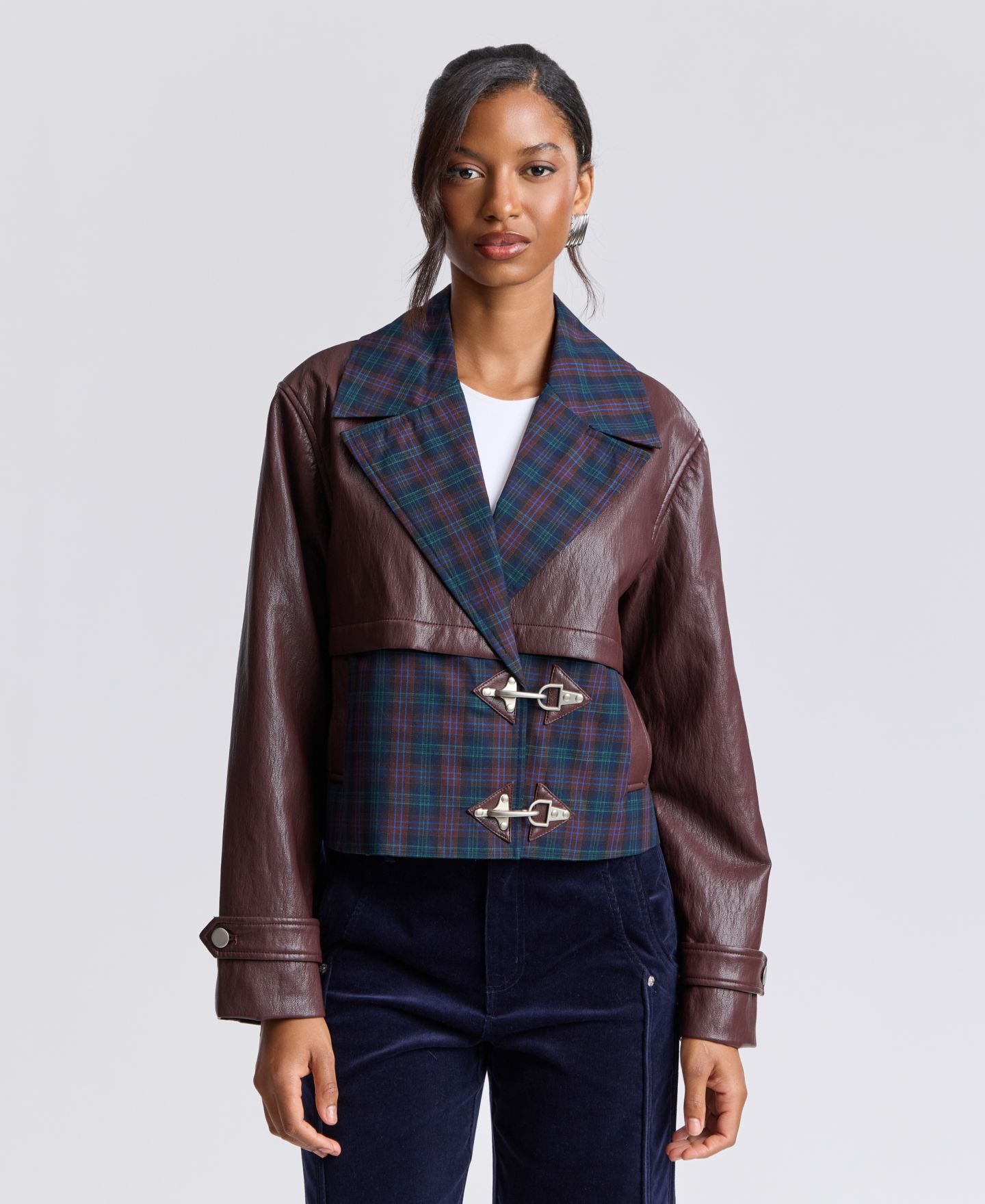 Женская куртка Avec Les Filles Cropped Colorblocked Spread Collar Trench, цвет: Синий клетчатый / Бордовый разноцветный — фото 3