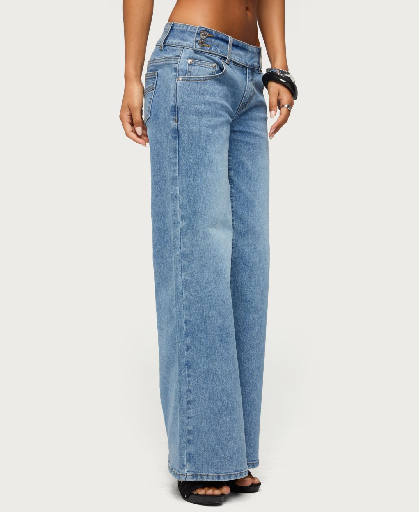 Женские джинсы Edikted Dale Low-Rise Straight-Leg Stretchy Jeans, 31" Inseam, цвет: Светлый синий потёртый — фото 4