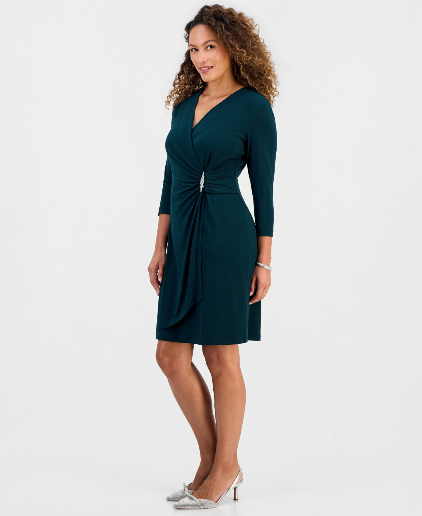 Женское платье Connected Petite Solid Jersey Mock Wrap V-Neck 3/4 Sleeve, цвет: Тёмно-зелёный — фото 4