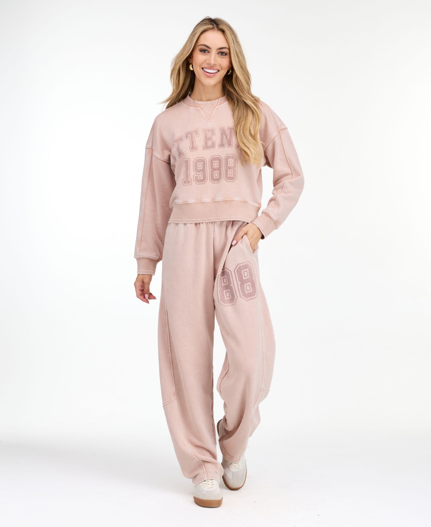 Women's 1988 Lounge Cropped Graphic Long-Sleeve Sweatshirt