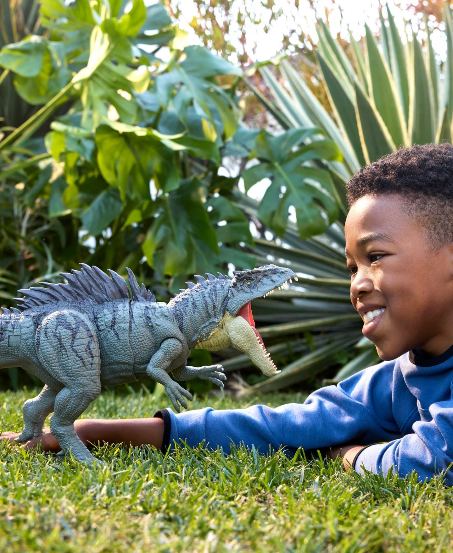 Детская фигурка Jurassic World Giganotosaurus 28" Colossal Chomp Multi-Directional Attack Action Figure, Ages 4+ — фото 2