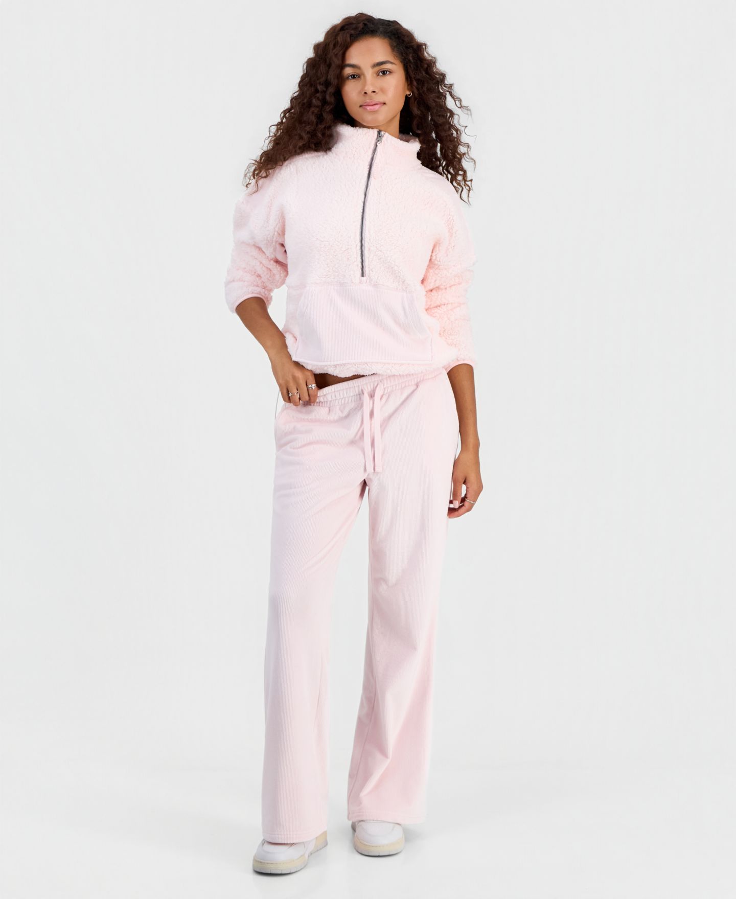 Женские брюки Hippie Rose Juniors' Ribbed Velour Straight-Leg Ankle, цвет: Ballet Slipper — фото 4