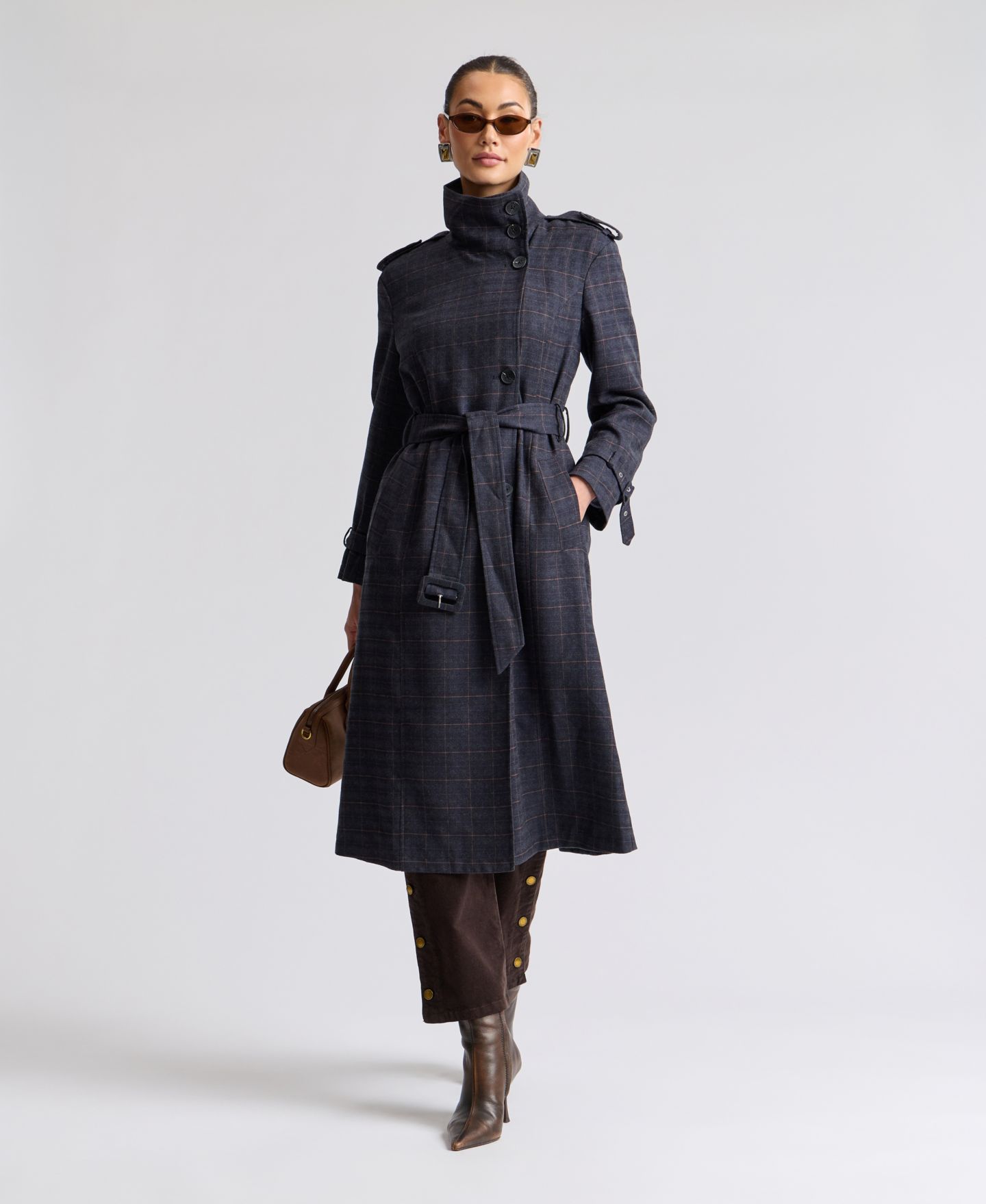 Женское пальто Avec Les Filles Plaid Funnel Neck Belted Trench, цвет: Тёмно-синий серый клетчатый — фото 2