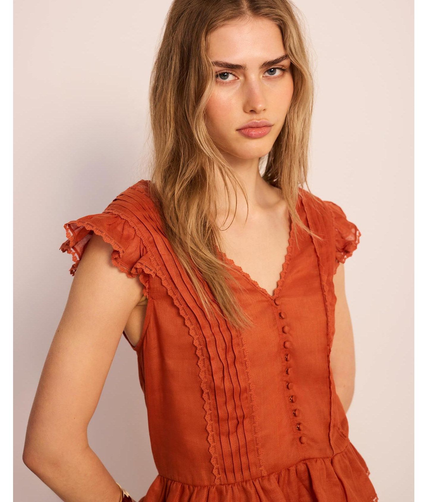 Женская блузка Mint Velvet V-Neck Ruffle Sleeveless Ramie, цвет: Оранжевый — фото 6