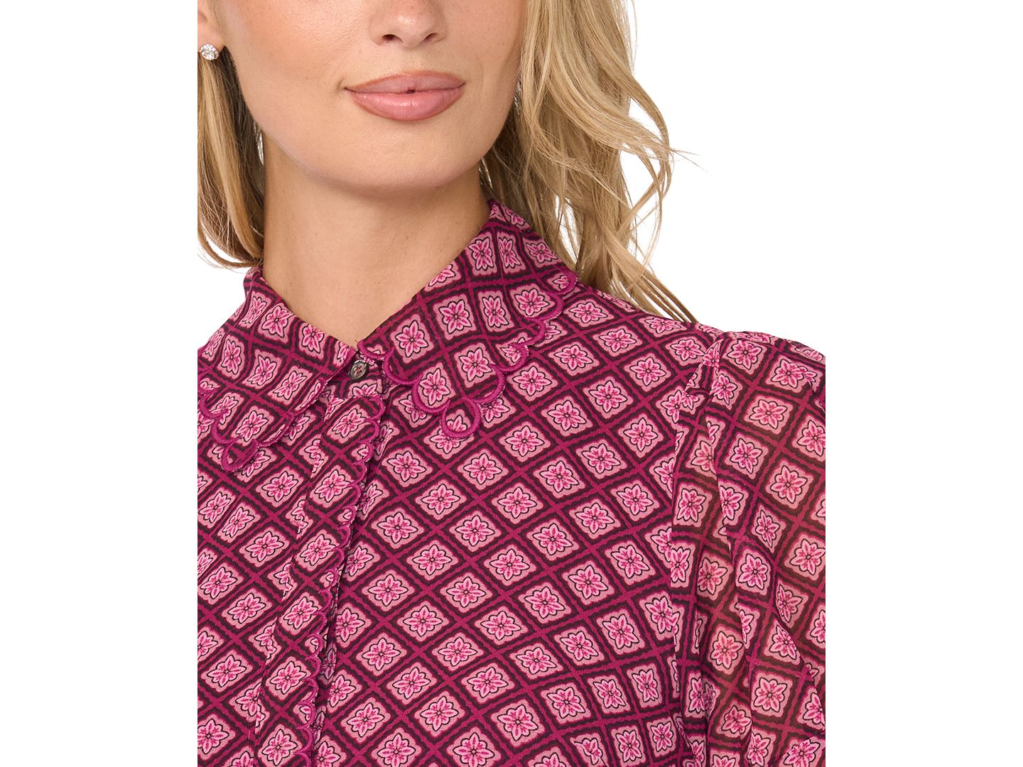 Женская блузка CeCe Short-Sleeve Scallop Trim Button-Up Blouse, цвет: Глубокий шелковичный — фото 3