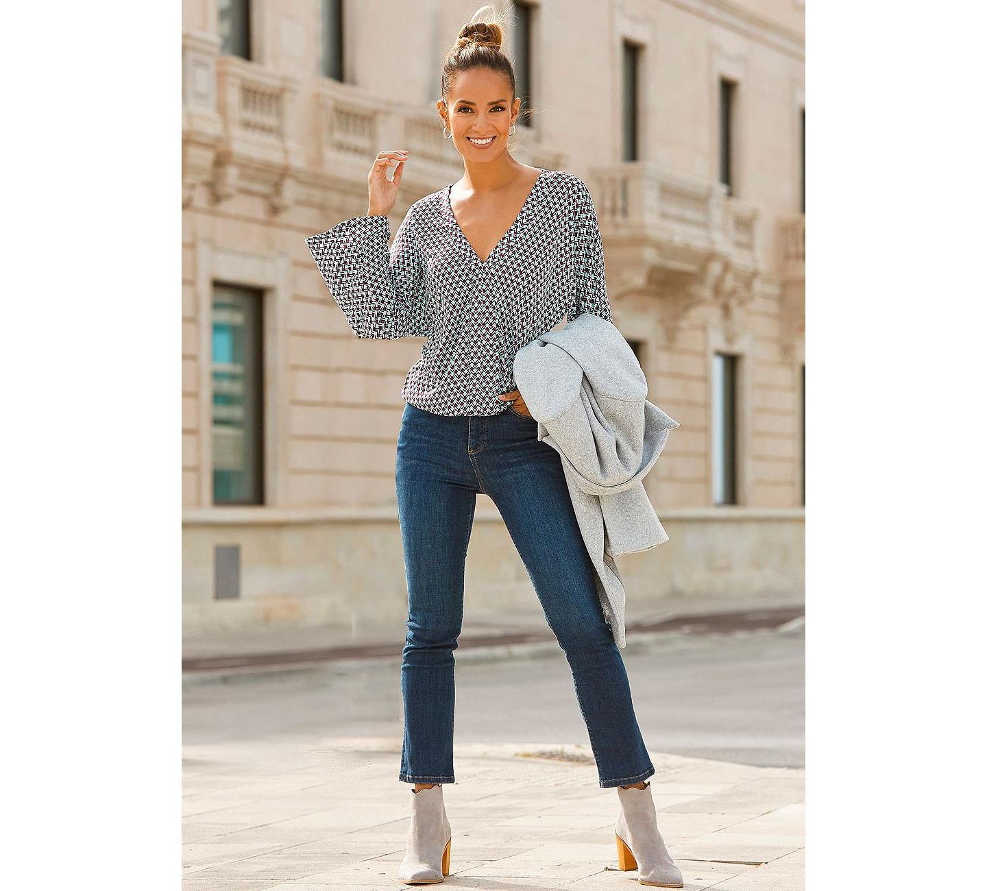Женский топ Lascana Viscose Printed Flare Sleeve Long-Sleeve — фото 3