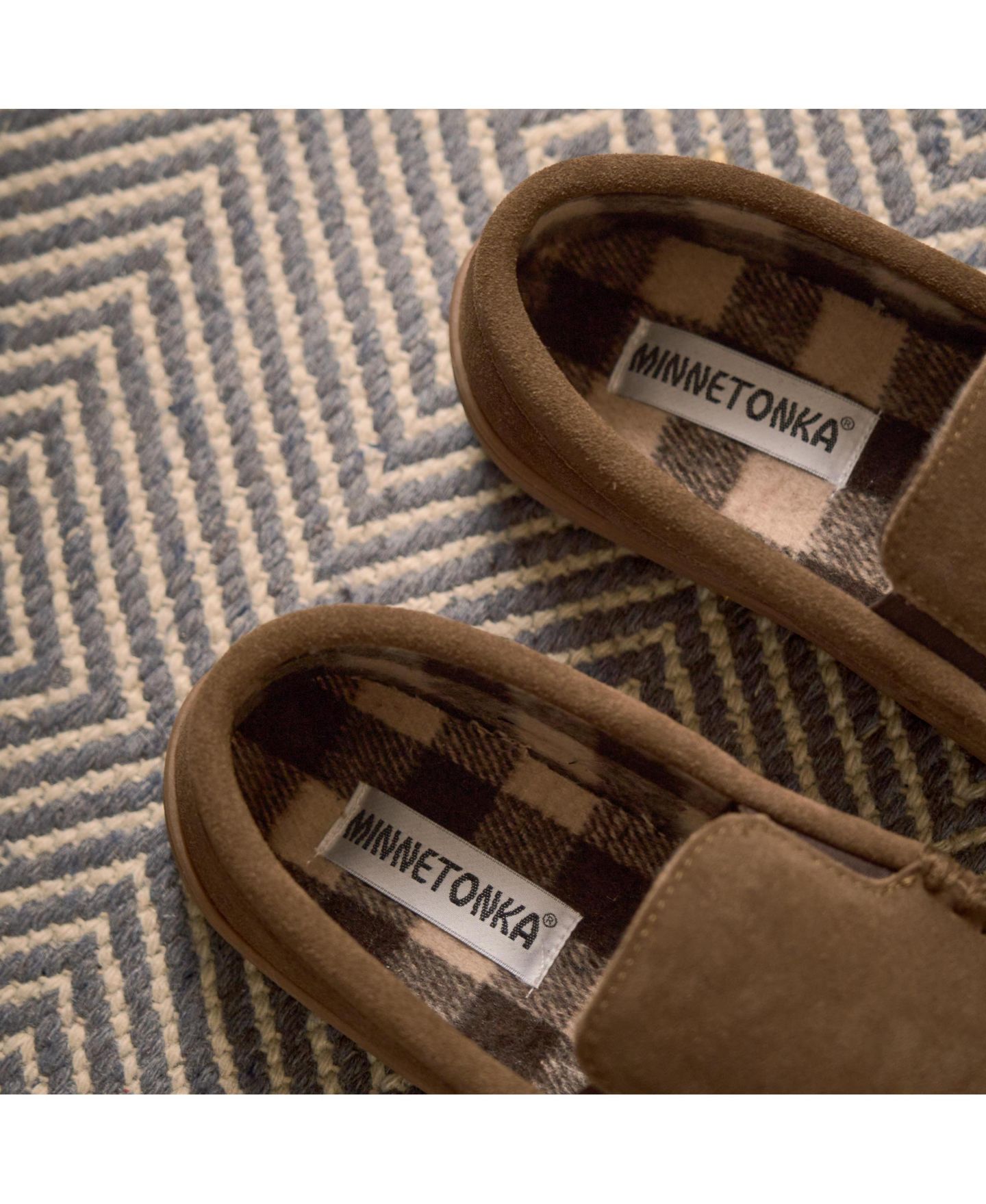 Мужские тапочки Minnetonka Everyday Venetian Slipper, цвет: Коричневый — фото 3
