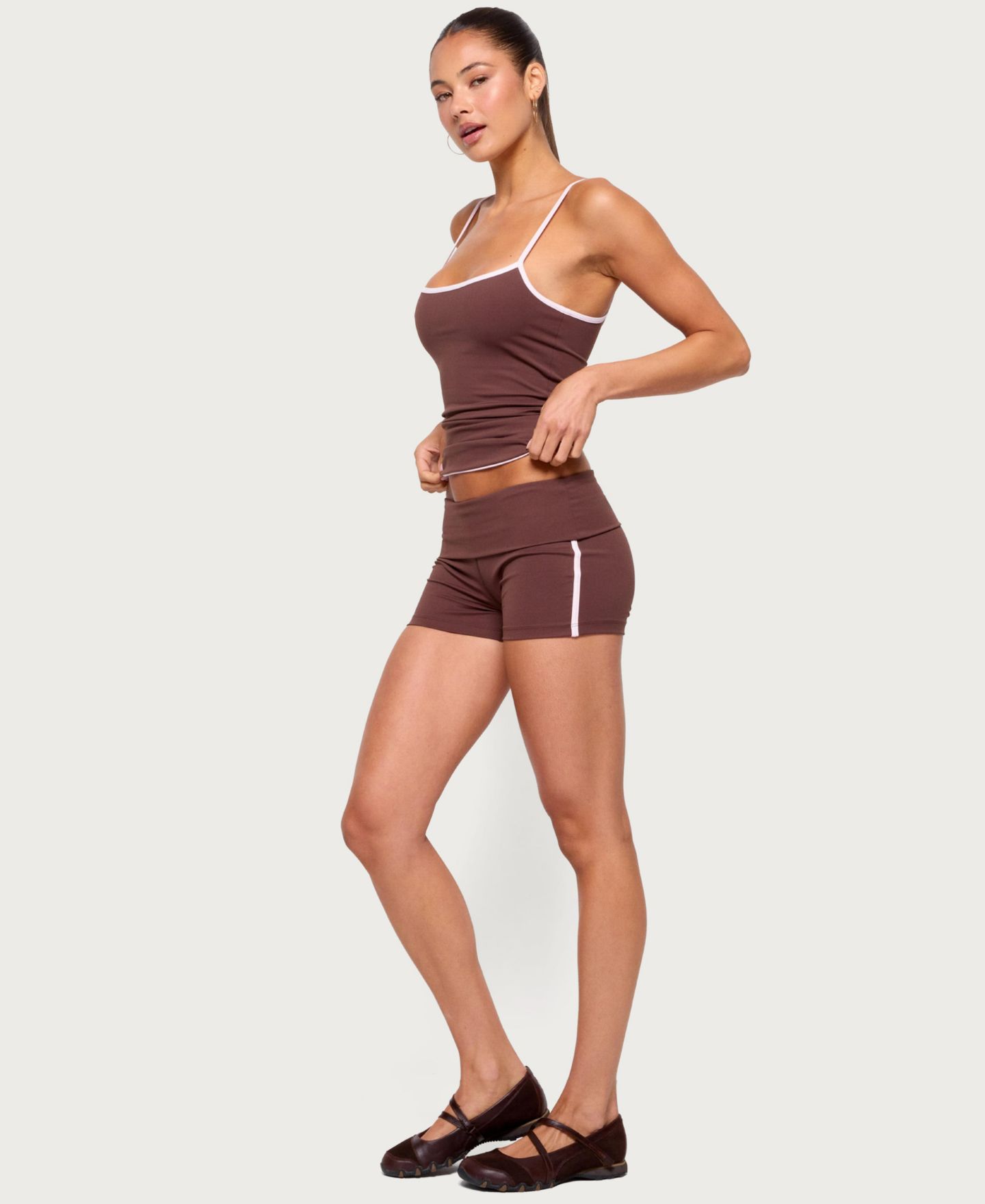 Женские шорты Edikted Ambar Contrast-Stripe Mid-Rise, 2" Inseam, цвет: Коричневый — фото 3