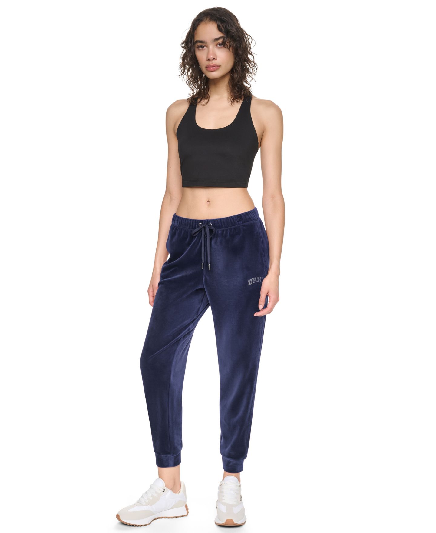 Женские брюки DKNY Sport Mid-Rise Super-Soft Velour Rhinestone Logo Jogger, цвет: Чёрный — фото 17