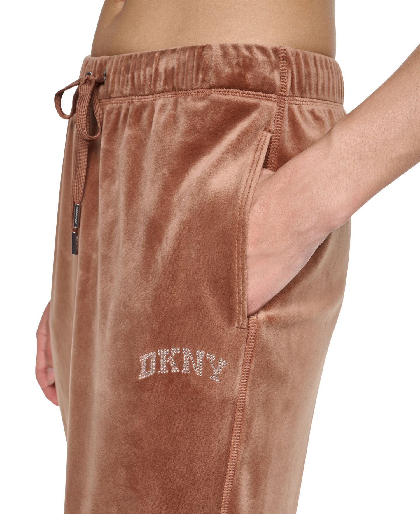 Женские брюки DKNY Sport Mid-Rise Super-Soft Velour Rhinestone Logo Jogger, цвет: Чёрный — фото 30