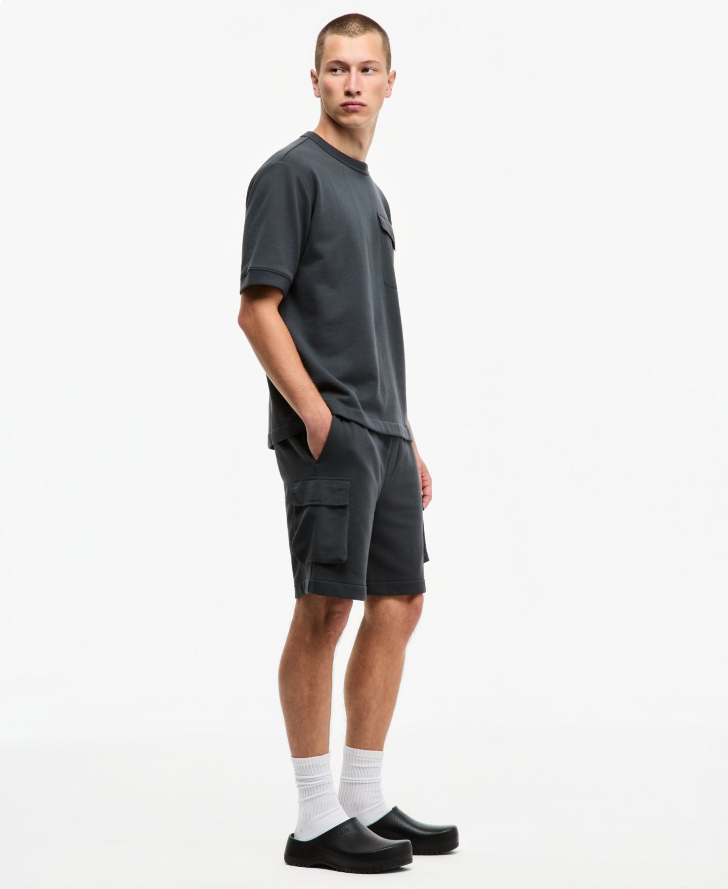 Мужские шорты Mode of One Regular-Fit Printed 7" French Terry Cargo, цвет: Чёрный песочный — фото 4