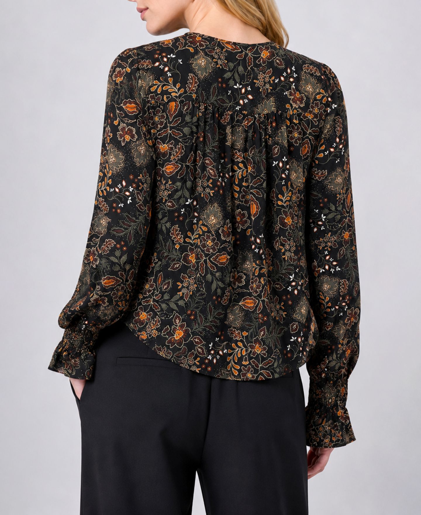 Женская блузка Liverpool Los Angeles Petite Long-Sleeve Smocked-Flare Floral-Print Blouse, цвет: Чёрный / Ржавый разноцветный — фото 3