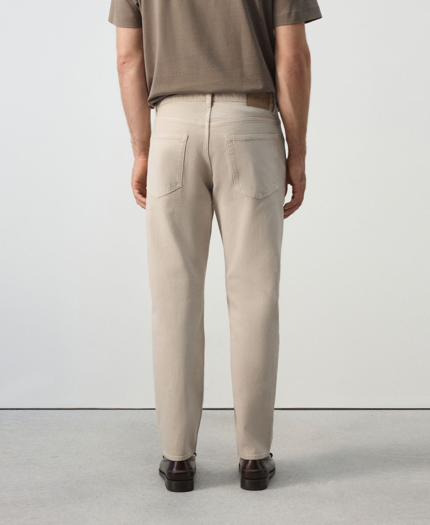 Мужские джинсы MANGO Ben Cropped Tapered-Fit, цвет: Бежевый — фото 5