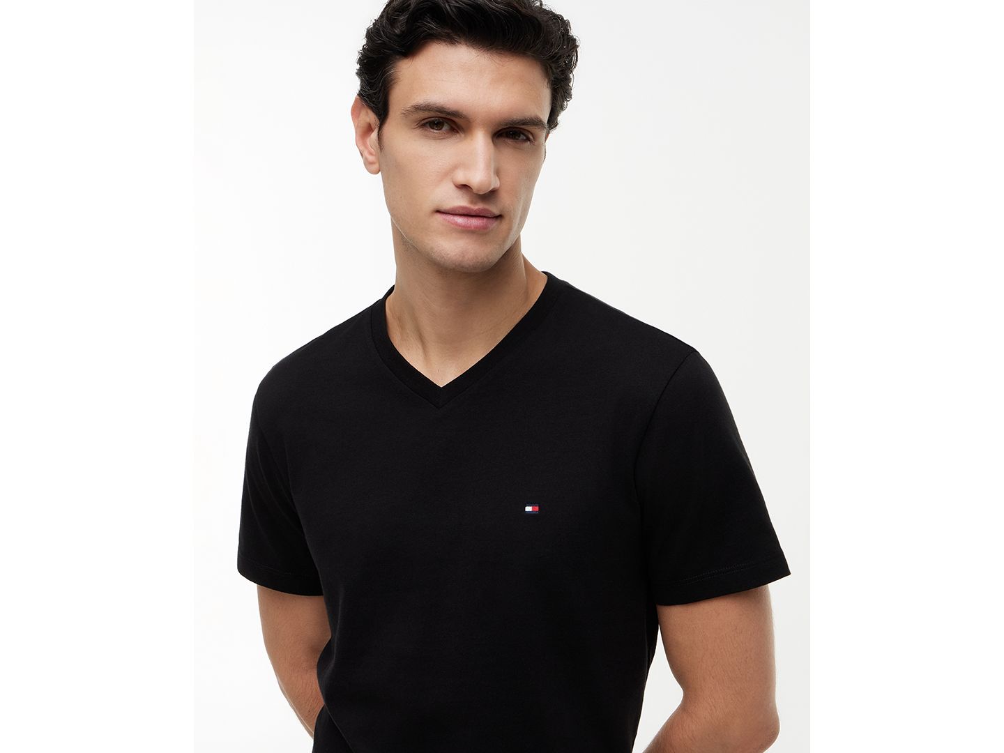 Мужская футболка Tommy Hilfiger Essential Cotton V-Neck Regular-Fit, цвет: Чёрный — фото 3