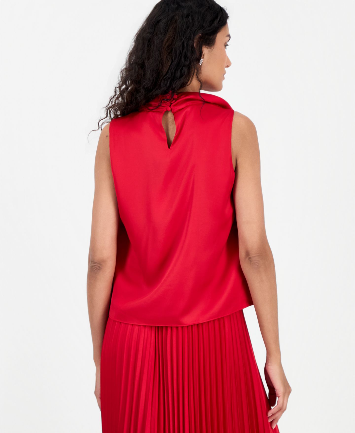 Женская блузка T Tahari Sleeveless Satin Cowl Neck, цвет: Красный бриллиантовый — фото 4