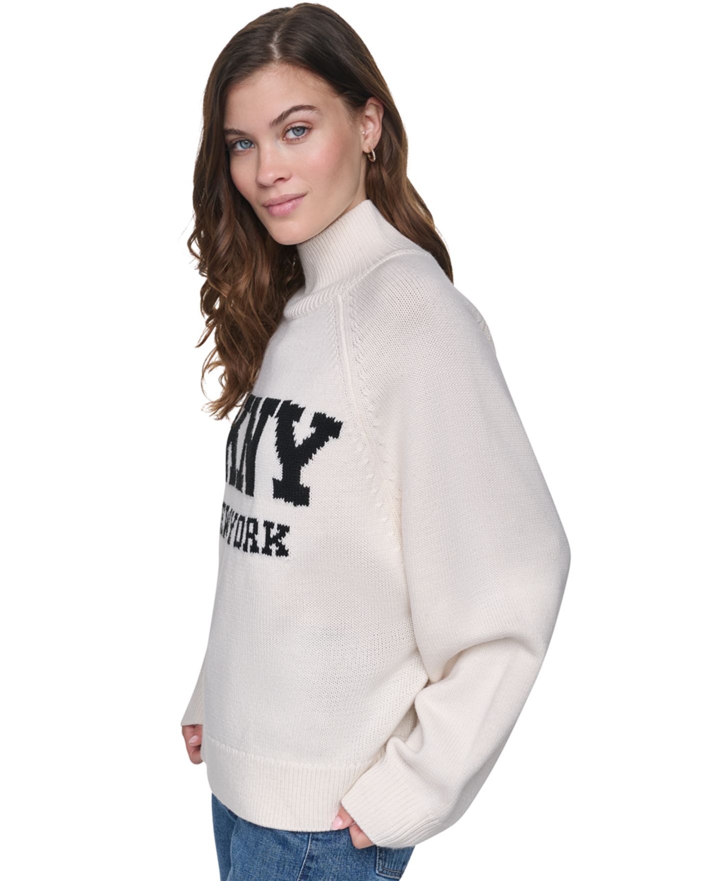 Женский свитер DKNY Jeans Easy Mock-Neck Long-Sleeve Raglan, цвет: Сливочный / Чёрный — фото 3