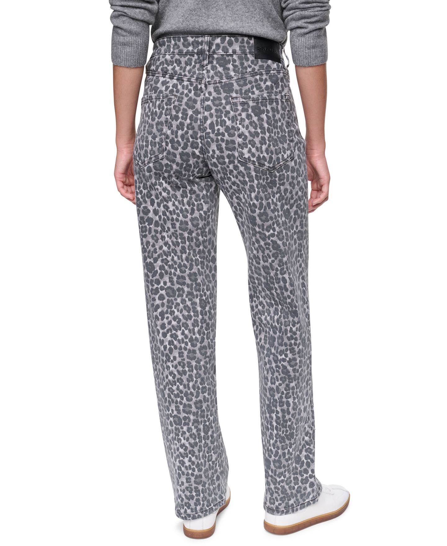 Женские джинсы DKNY Jeans Embellished Animal Print Mid Rise Relaxed Straight, цвет: Серебряный леопардовый — фото 4