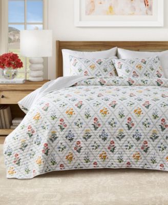 Floral Lattice Scalloped Quilt Set with Shams