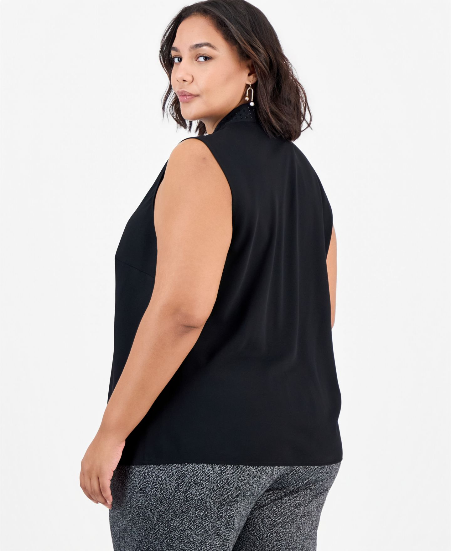Женская блузка Kasper Plus Size Audrey Sleeveless Tie Front, цвет: Чёрный — фото 4