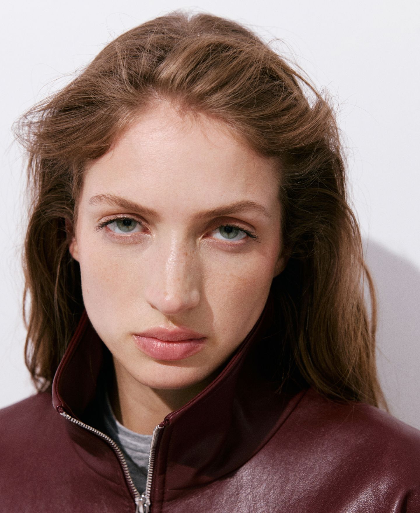 Женская куртка Mango Faux Leather Funnel Neck, цвет: Тёмно-бордовый — фото 5