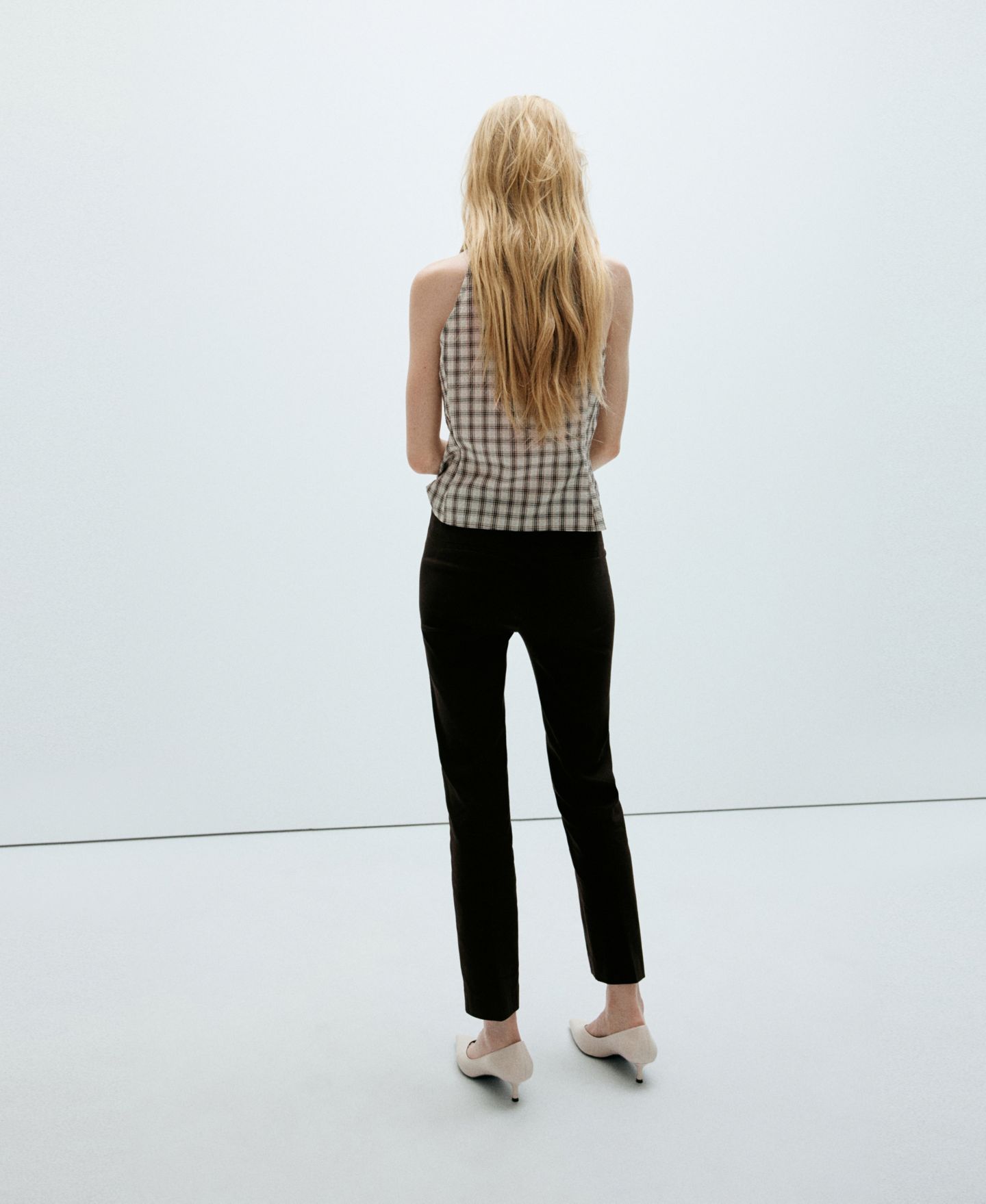 Женская блузка Mango Plaid Ruched V-Neck, цвет: Коричневый — фото 5