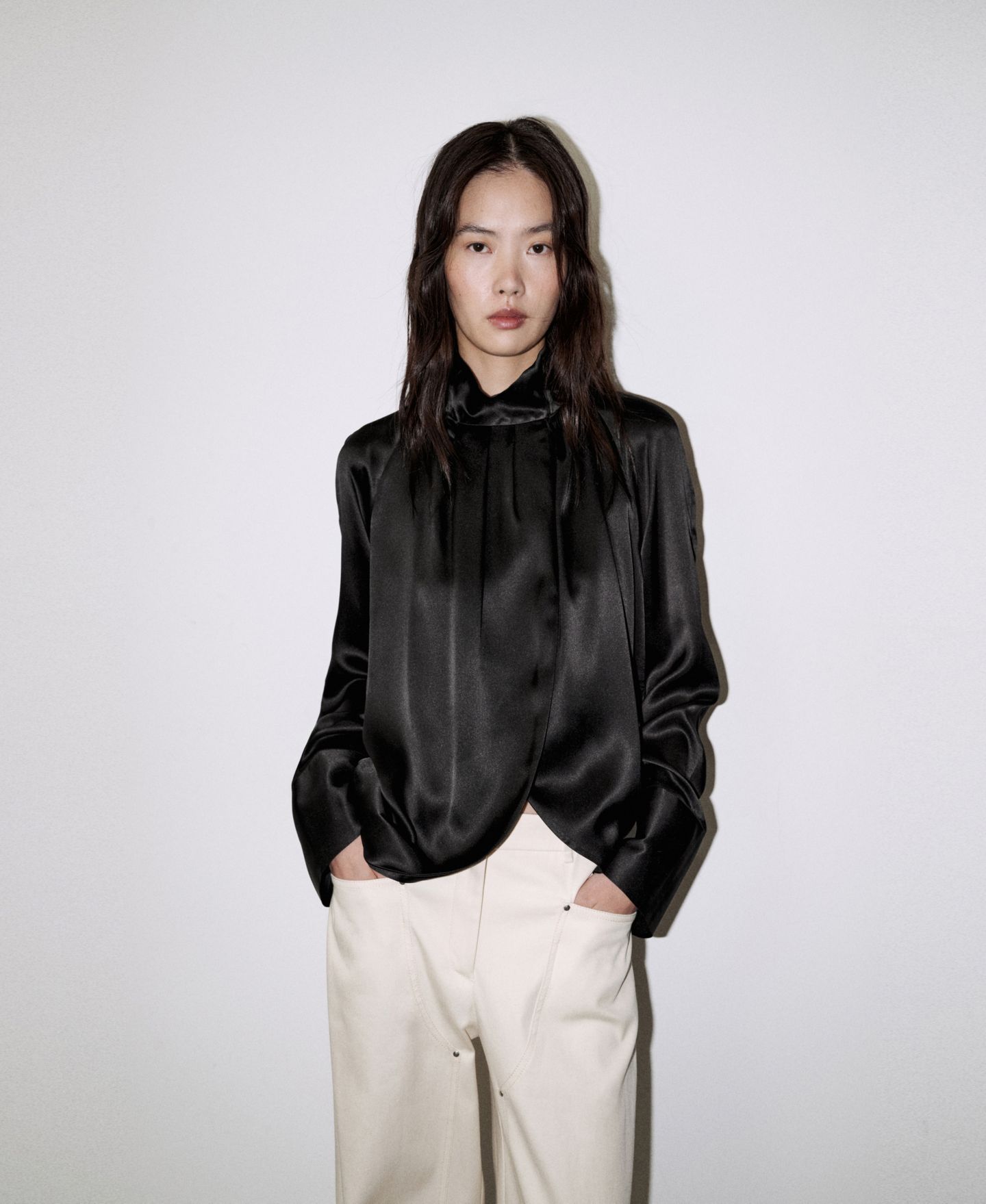 Женская блузка Mango Selection Mock Neck Long Sleeves with Slit at Cuffs Silk, цвет: Чёрный — фото 2