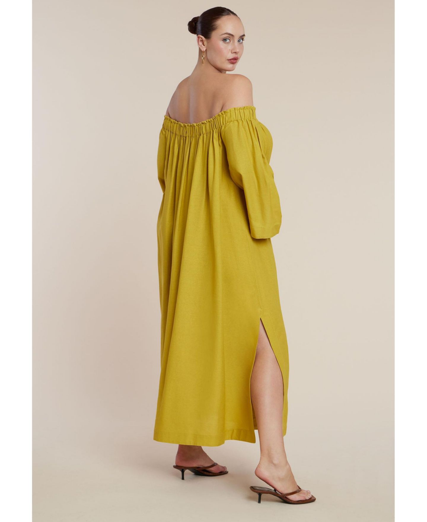Женское платье ELOQUII Plus Size Easy Off-the-Shoulder Linen-Blend Maxi, цвет: Шартрез — фото 4