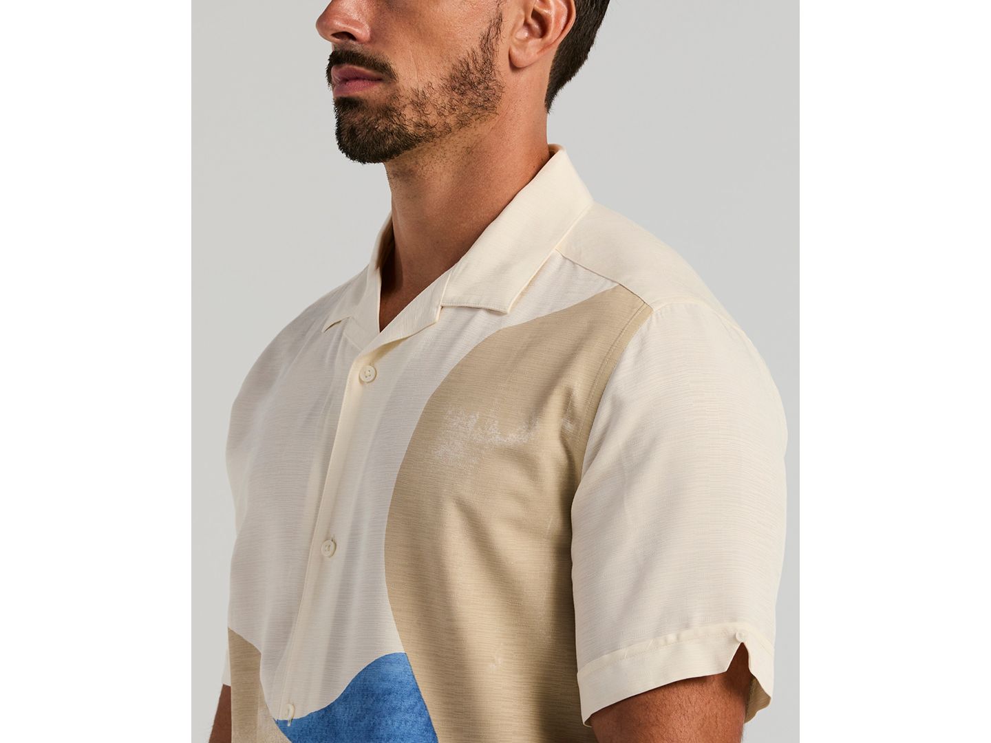 Мужская рубашка Cubavera Watercolor Abstract Camp Collar Short-Sleeve Button-Up, цвет: Egret — фото 3