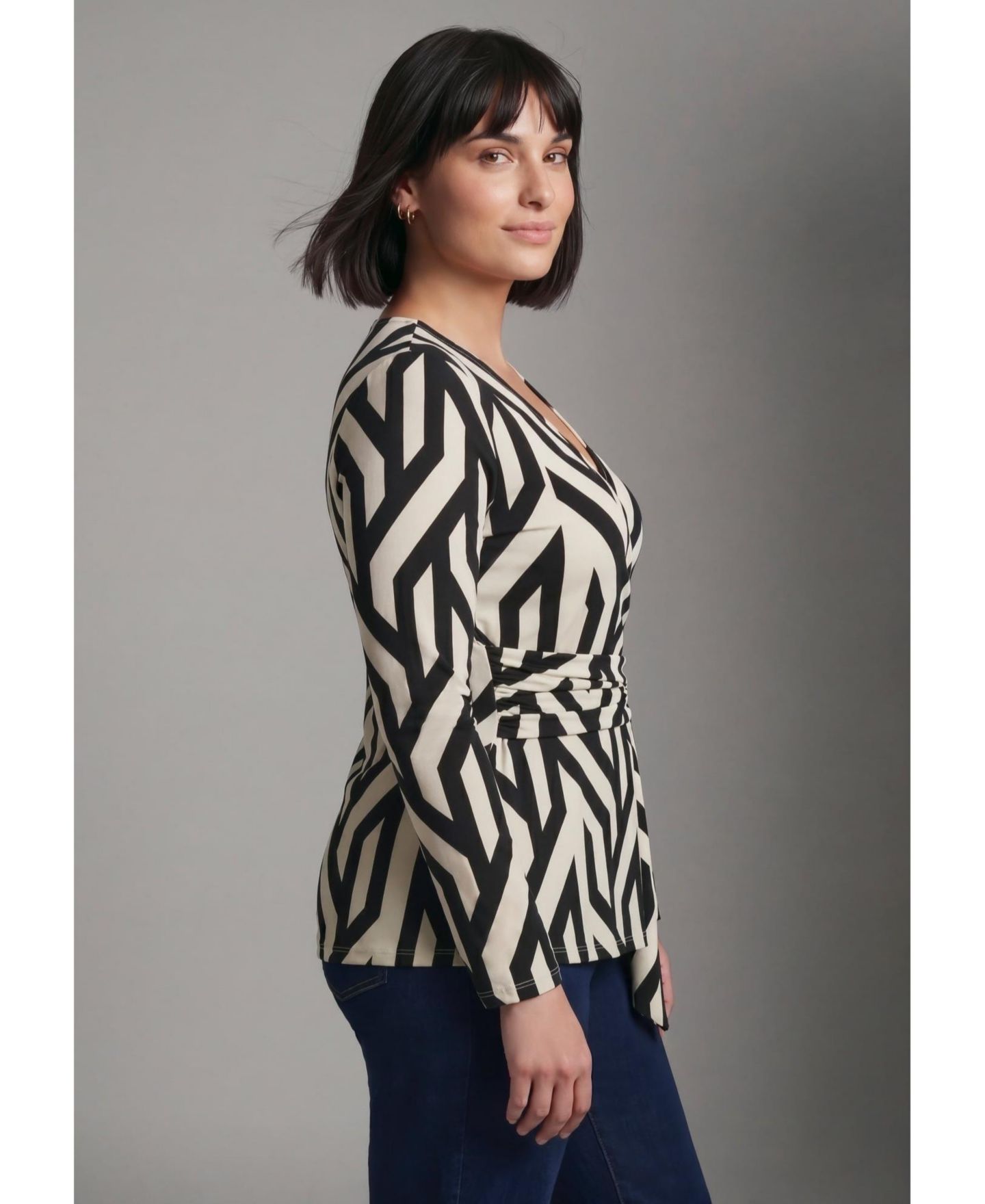 Женский топ Avenue Plus Size Delia Draped Asymmetrical, цвет: Чёрная слоновая кость — фото 3