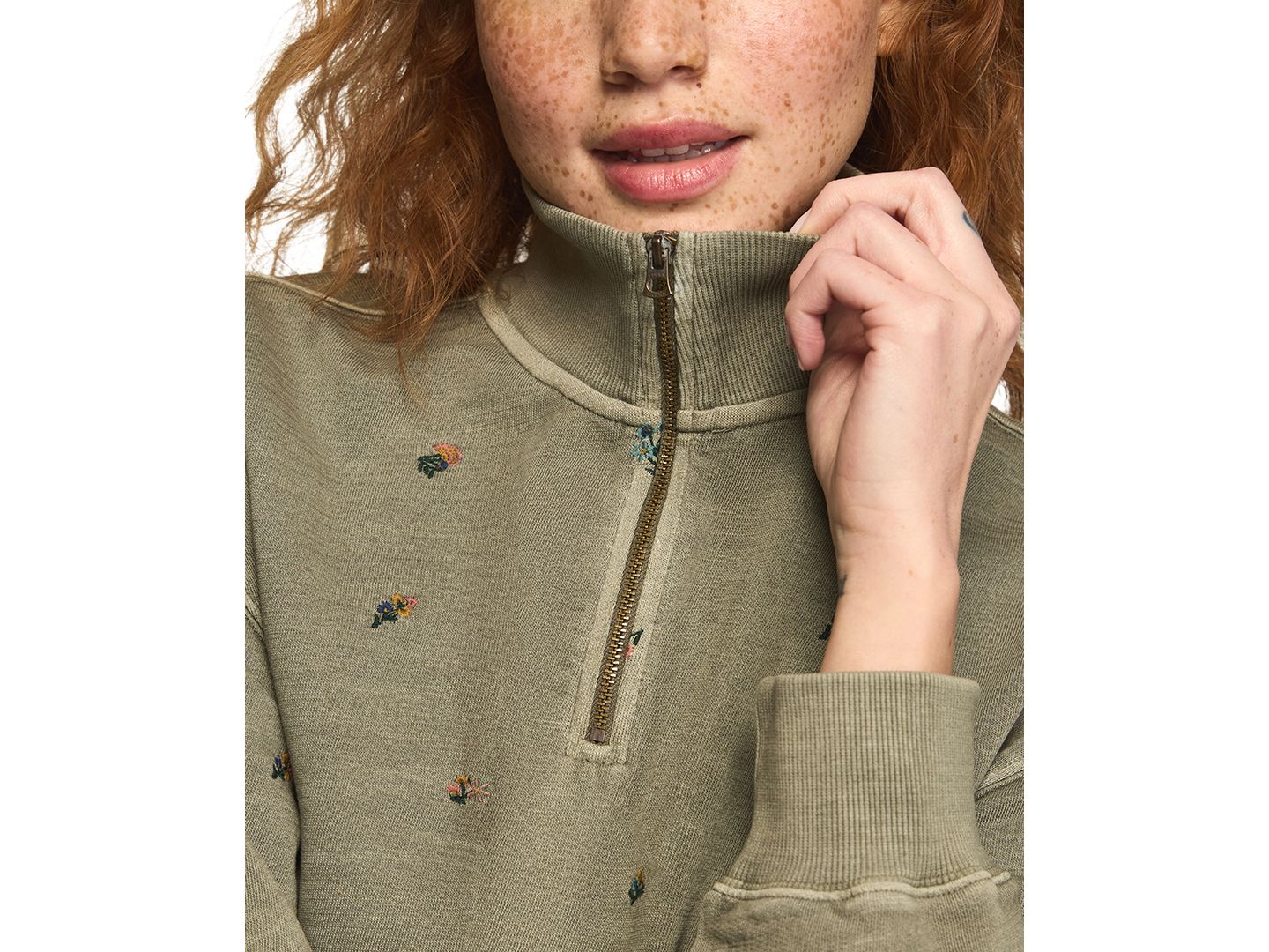 Женский пуловер-свитшот Lucky Brand с вышивкой, воротник-стойка, молния до середины груди, цвет: Пыльный оливковый — фото 4