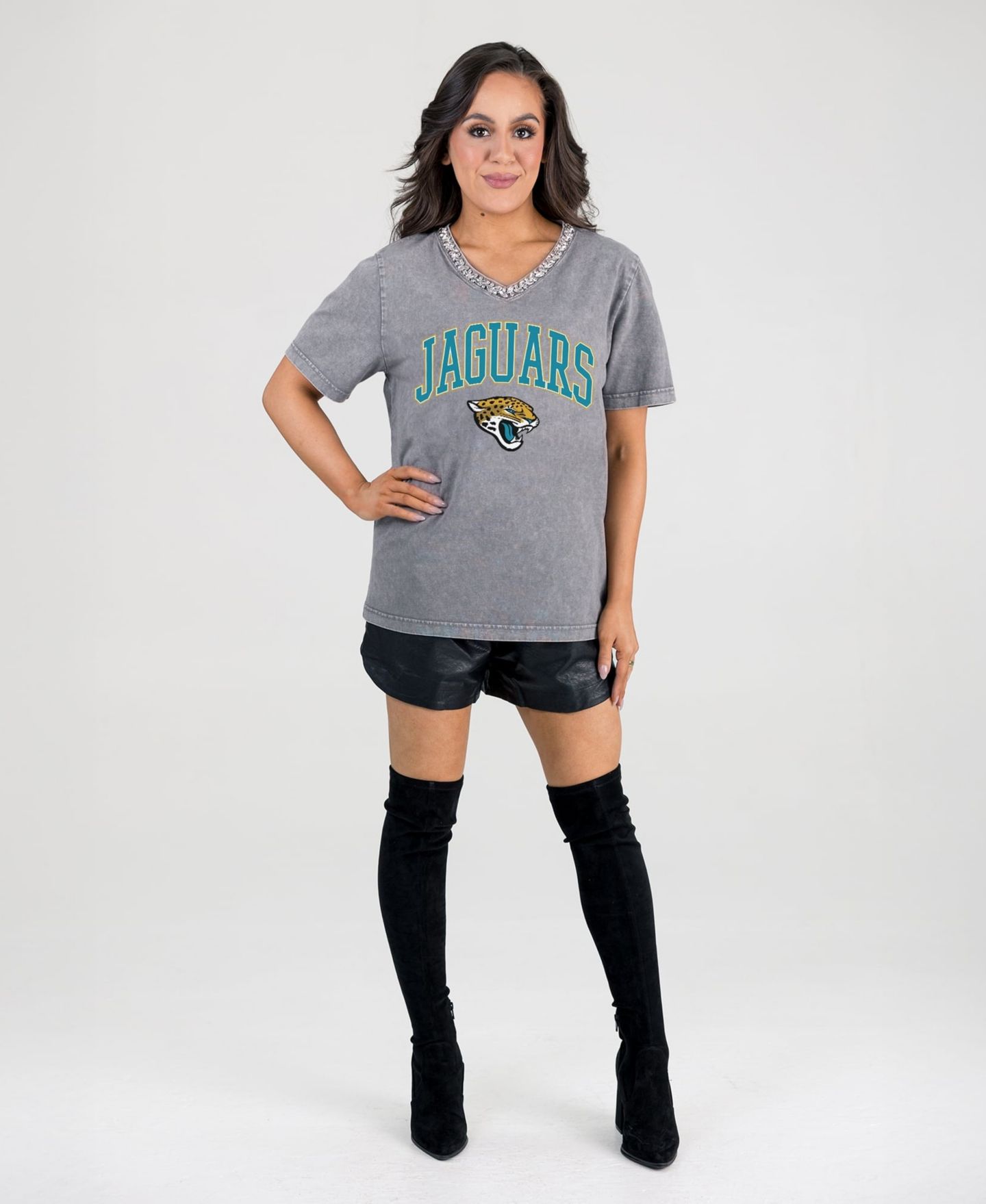 Женская футболка Gameday Couture Gray Jacksonville Jaguars Relaxed Iconic Edge Rhinestone V-Neck — фото 3