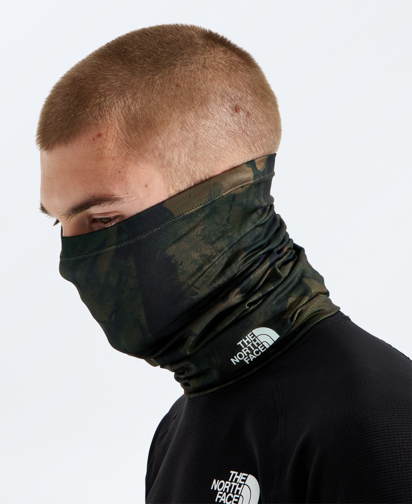 Мужские перчатки The North Face Base Helmet and Goggle Compatible Neck Gaiter, цвет: Зелёный дубовый с принтом — фото 2