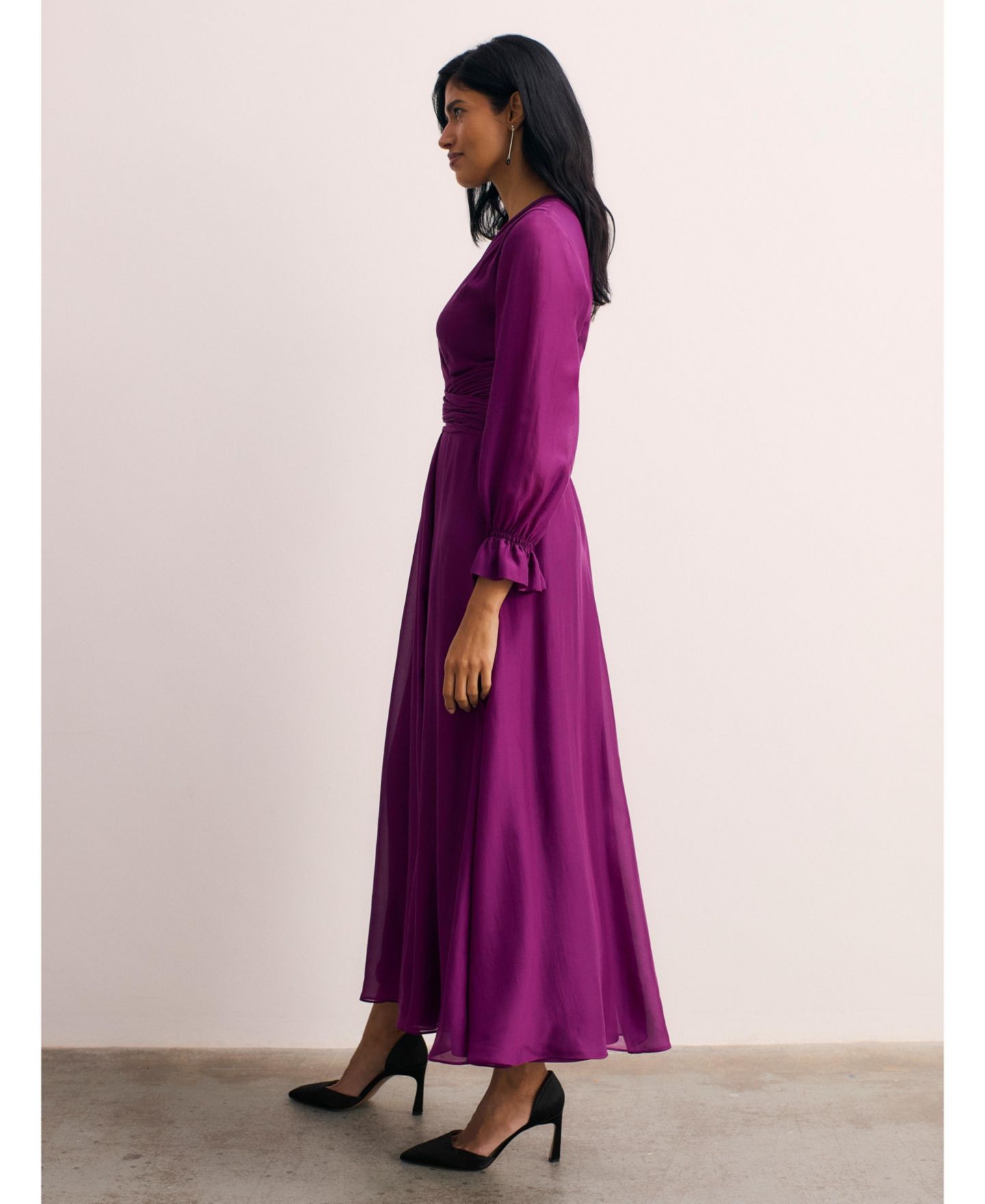 Женское платье The Fold Sculpted Silk Long-Sleeve V-Neck Ruched-Waist Wrap Midi, цвет: Фиолетовый — фото 2