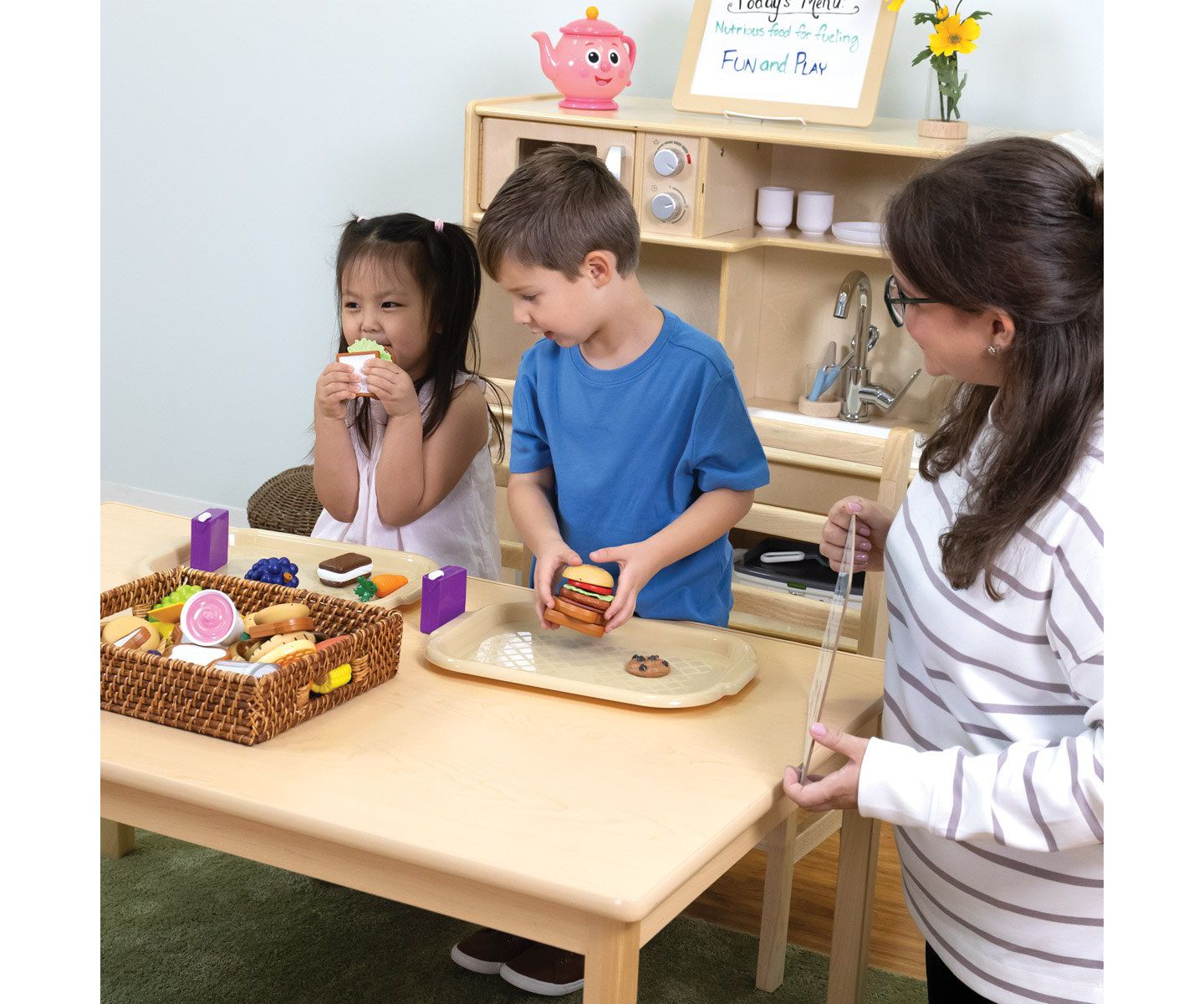 Детские игрушки Learning Resources New Sprouts Classroom 100-Piece Play Food Set, Ages 18 Months+, цвет: Assorted Pre-Pack — фото 2