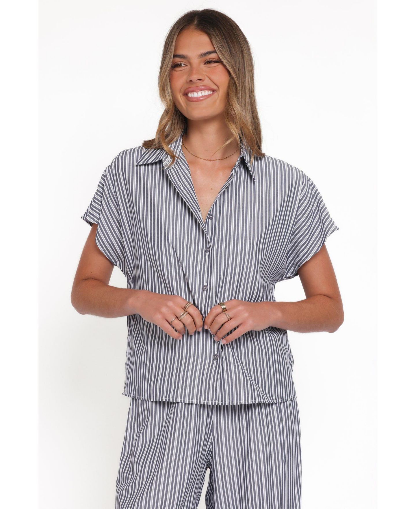 Женский комплект Petal and Pup Melanie Striped Wide-Leg Button-Down Shirt and Pants, 2-Piece Set, цвет: Угольный полосатый — фото 4