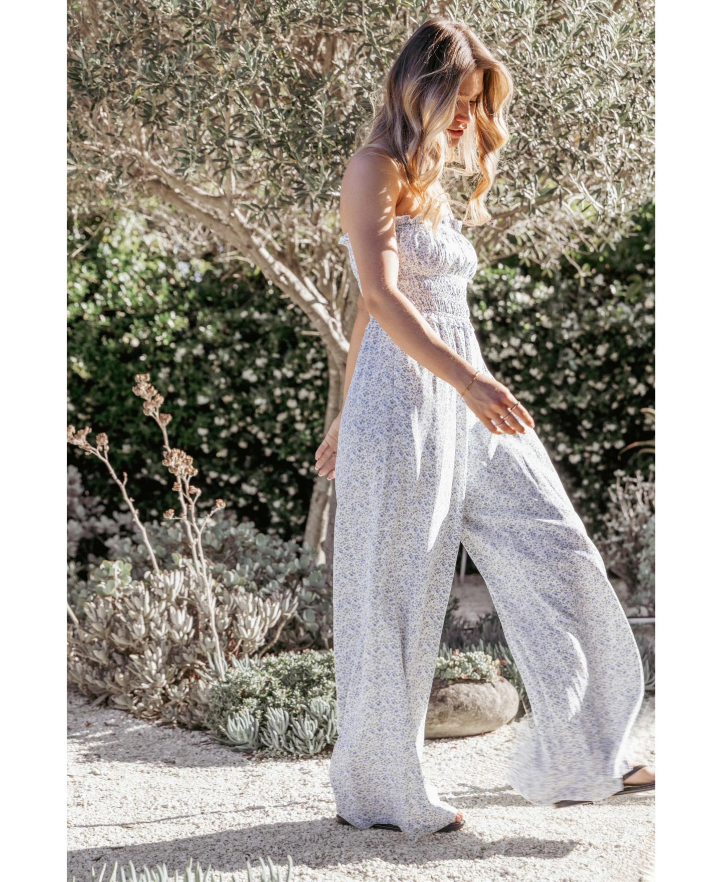 Женский комбинезон Petal and Pup Yulissa Strapless Floral Wide-Leg Jumpsuit, цвет: Синий с принтом — фото 5