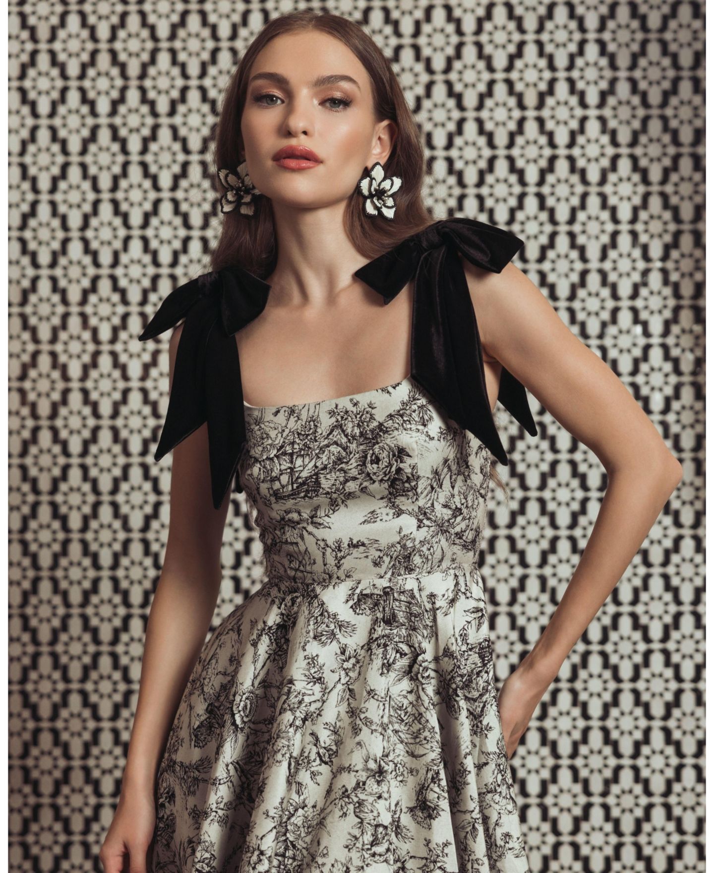 Женское платье Mac Duggal Floral Brocade A-Line Midi with Bow Straps, цвет: Чёрный разноцветный — фото 5