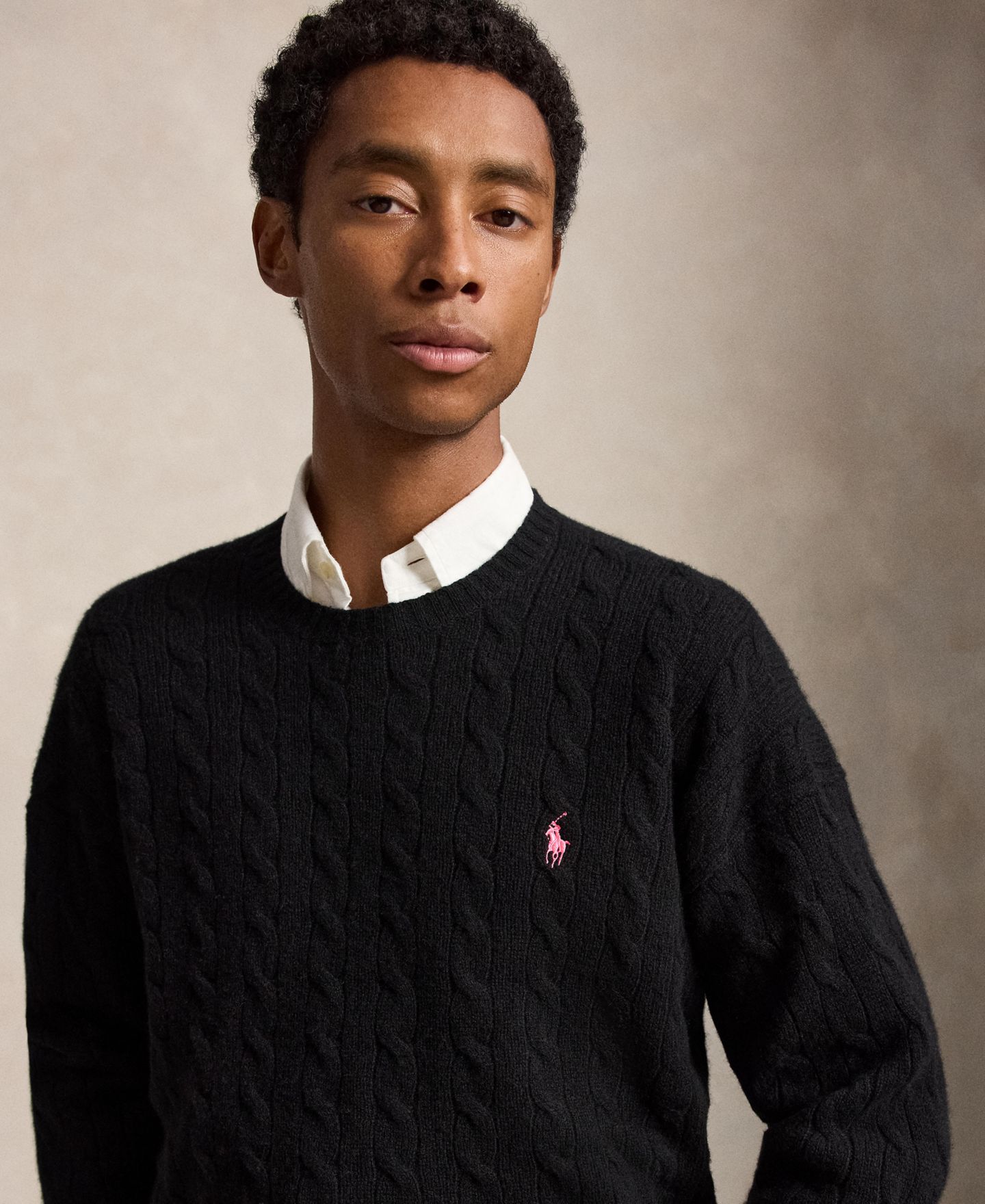 Мужской свитер из шерсти с кашемиром Polo Ralph Lauren Pink Pony, вязка косами, цвет: Чёрный — фото 2