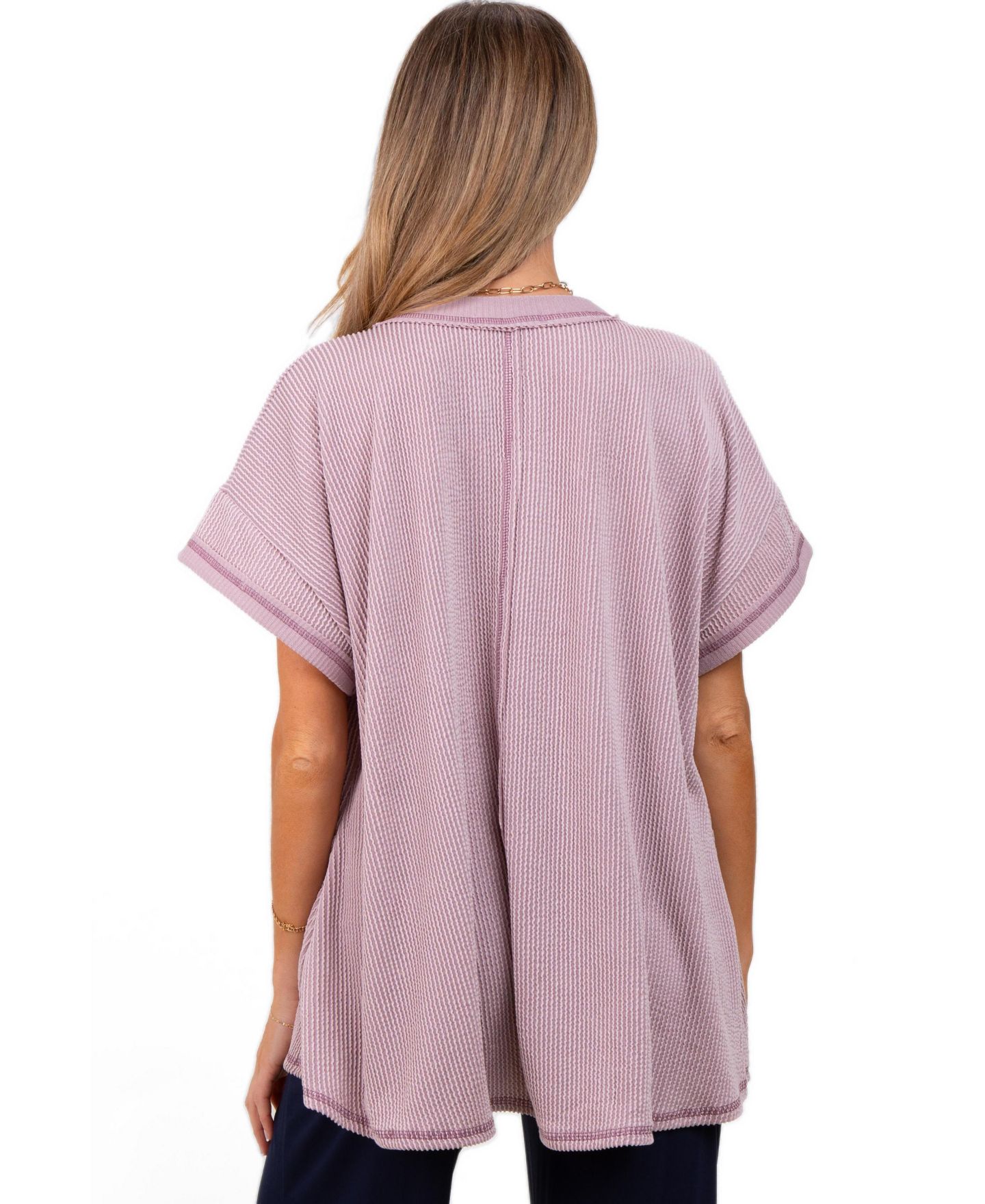Женский топ Pinkblush Mauve Striped Ribbed V-Neck Oversized Short Sleeve, цвет: Розовато-лиловый — фото 3