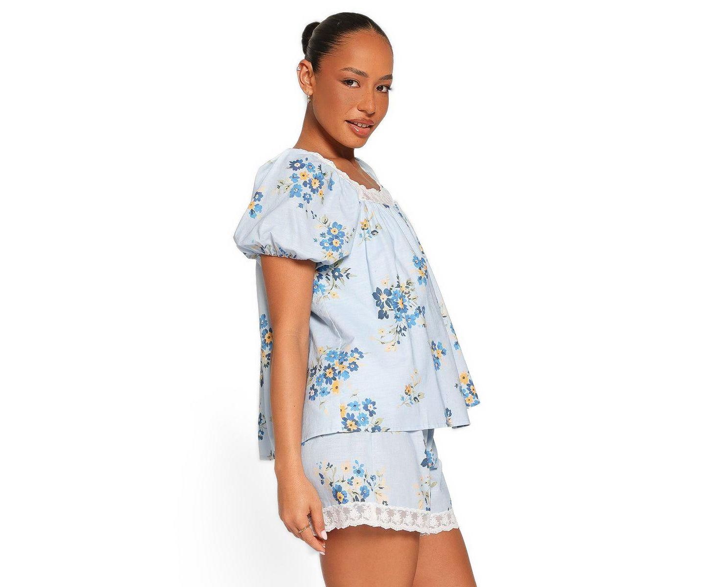 Женский комплект Petal and Pup Fawna Square Neckline Puff-Sleeve Top and Shorts, 2-Piece Set, цвет: Синий с принтом — фото 2