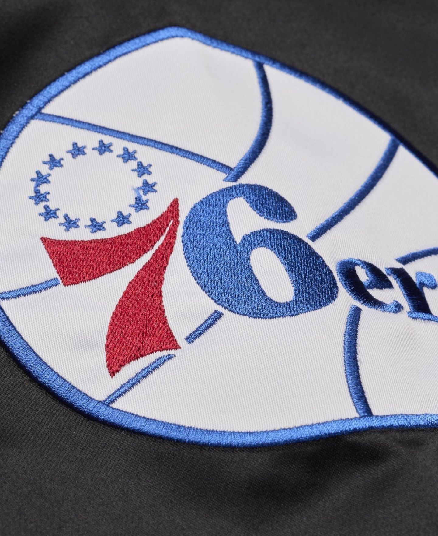 Мужская куртка Mitchell & Ness Allen Iverson Red Philadelphia 76ers Player Lightweight Satin — фото 8
