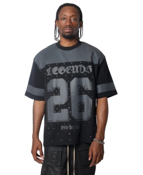 Мужская футболка Reason Football Rhinestones Relaxed-Fit Square-Bottom-Hem, цвет: Чёрный