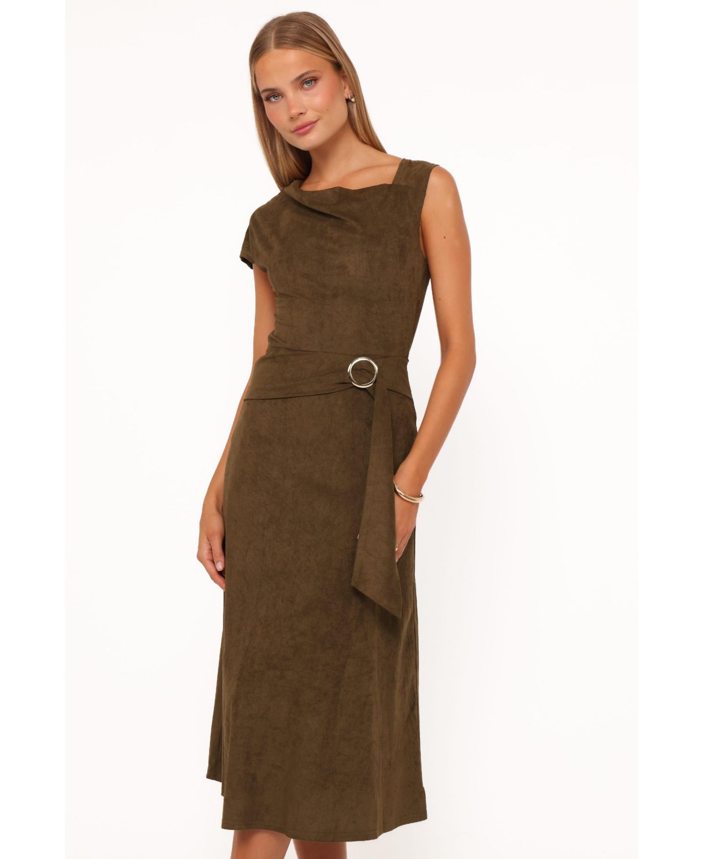 Женское платье Petal and Pup Lovlin Asymmetrical Cowl Neck Sleeveless Faux Suede Maxi, цвет: Оливковый — фото 4