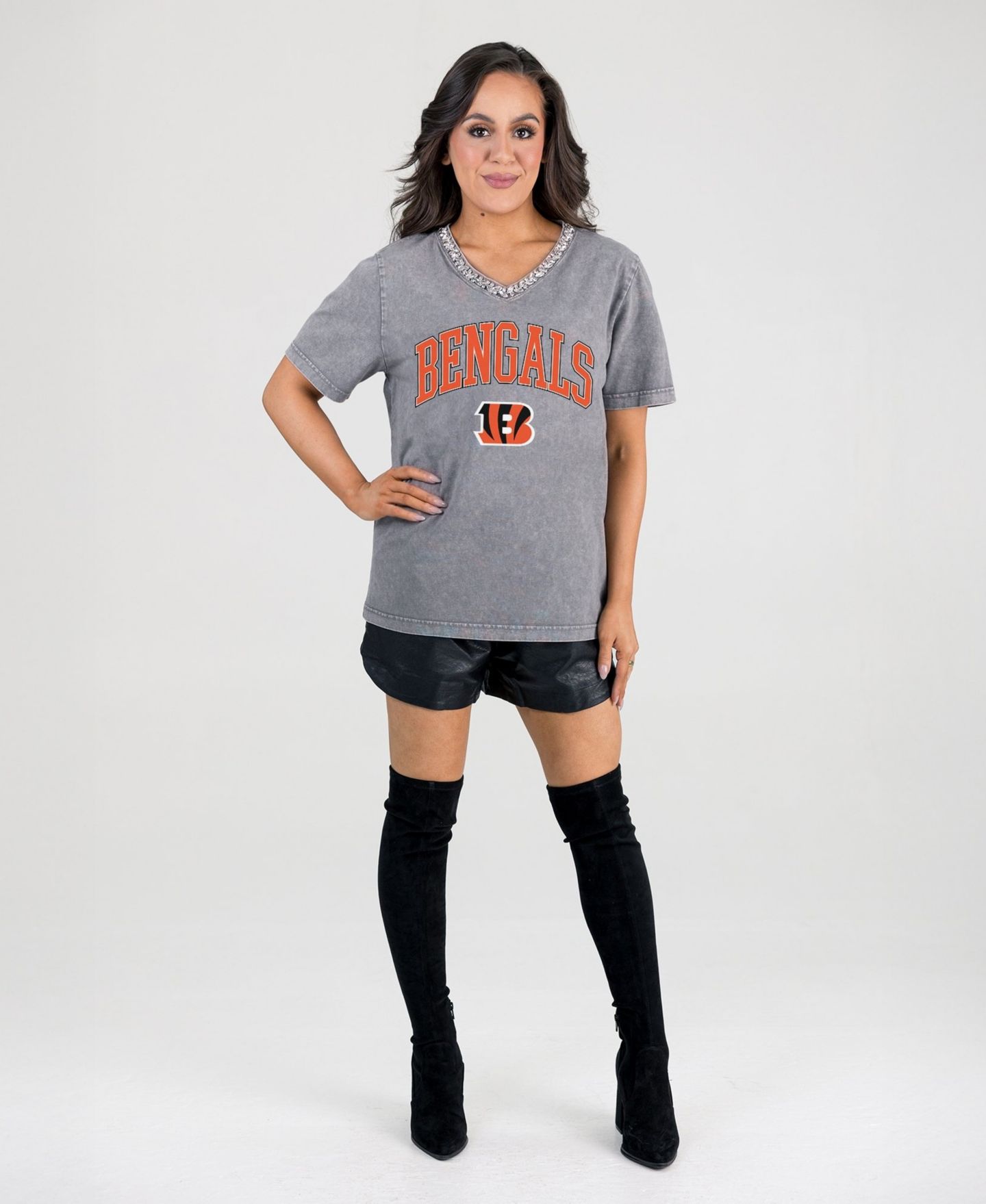 Женская футболка Gameday Couture Gray Cincinnati Bengals Relaxed Iconic Edge Rhinestone V-Neck — фото 3