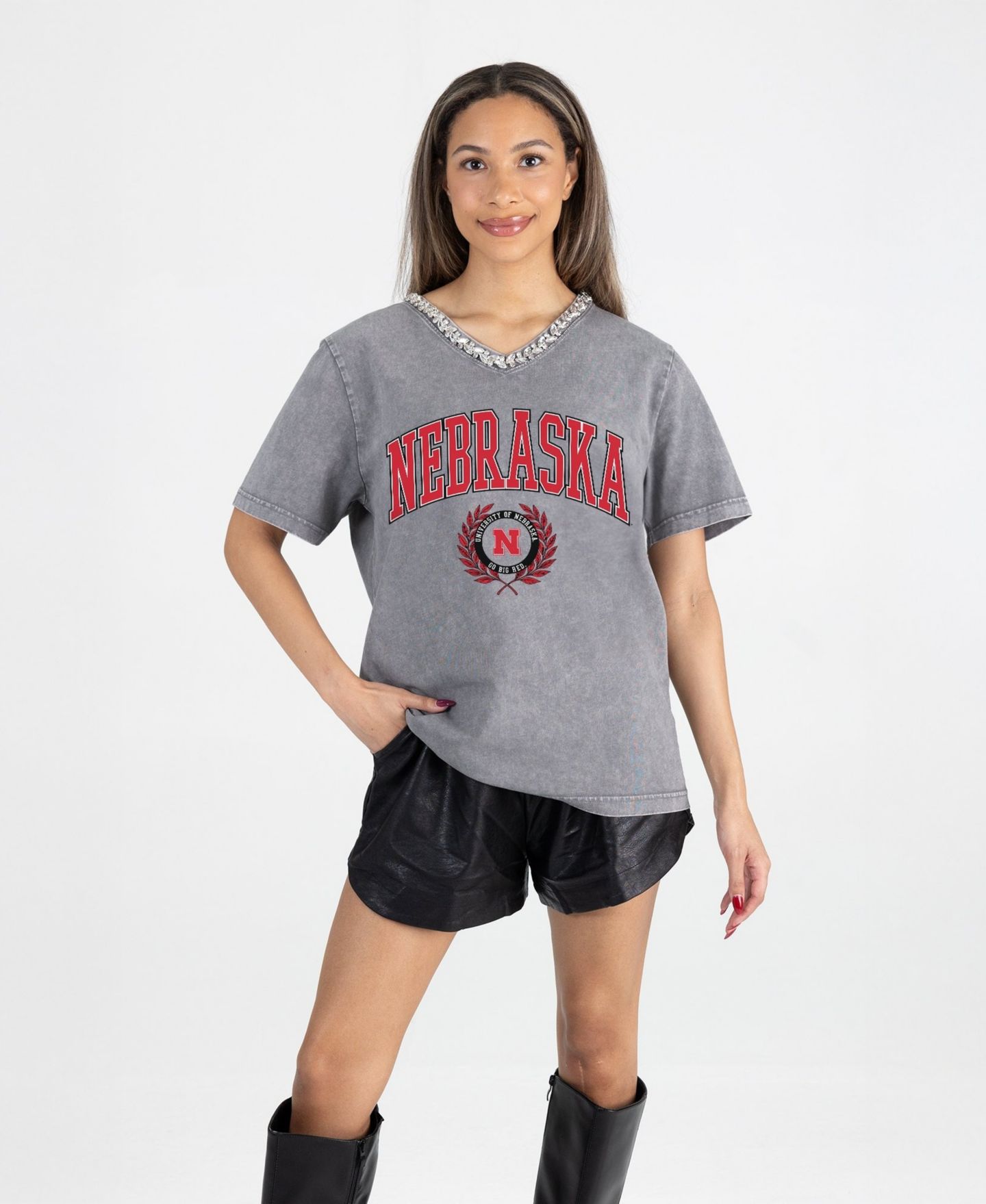 Женская футболка Gameday Couture Gray Nebraska Huskers Iconic Edge Rhinestone V-Neck — фото 1