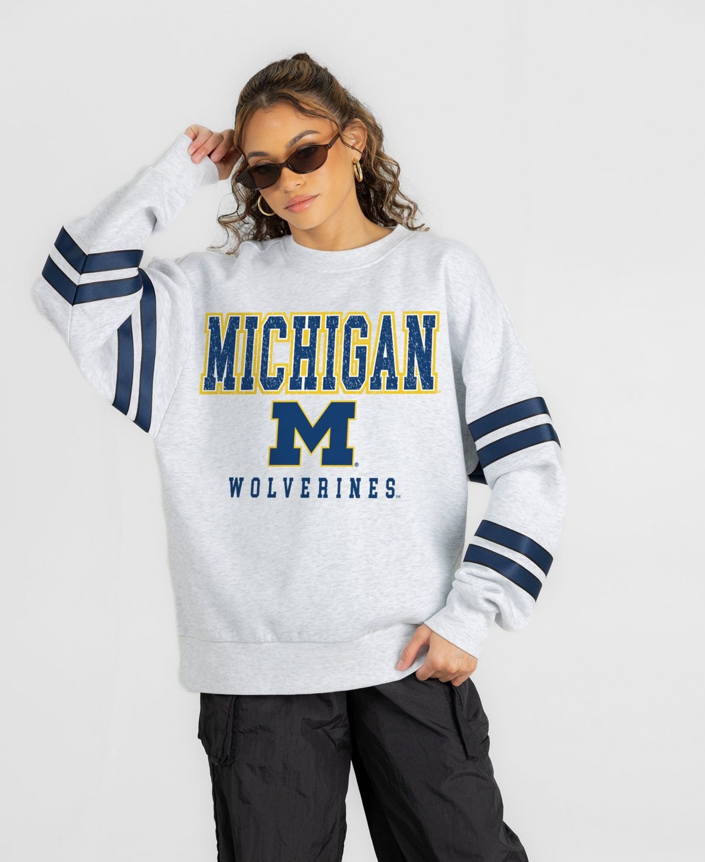 Женская толстовка Gameday Couture Ash Michigan Wolverines Stadium Stripes Oversized Fleece — фото 1