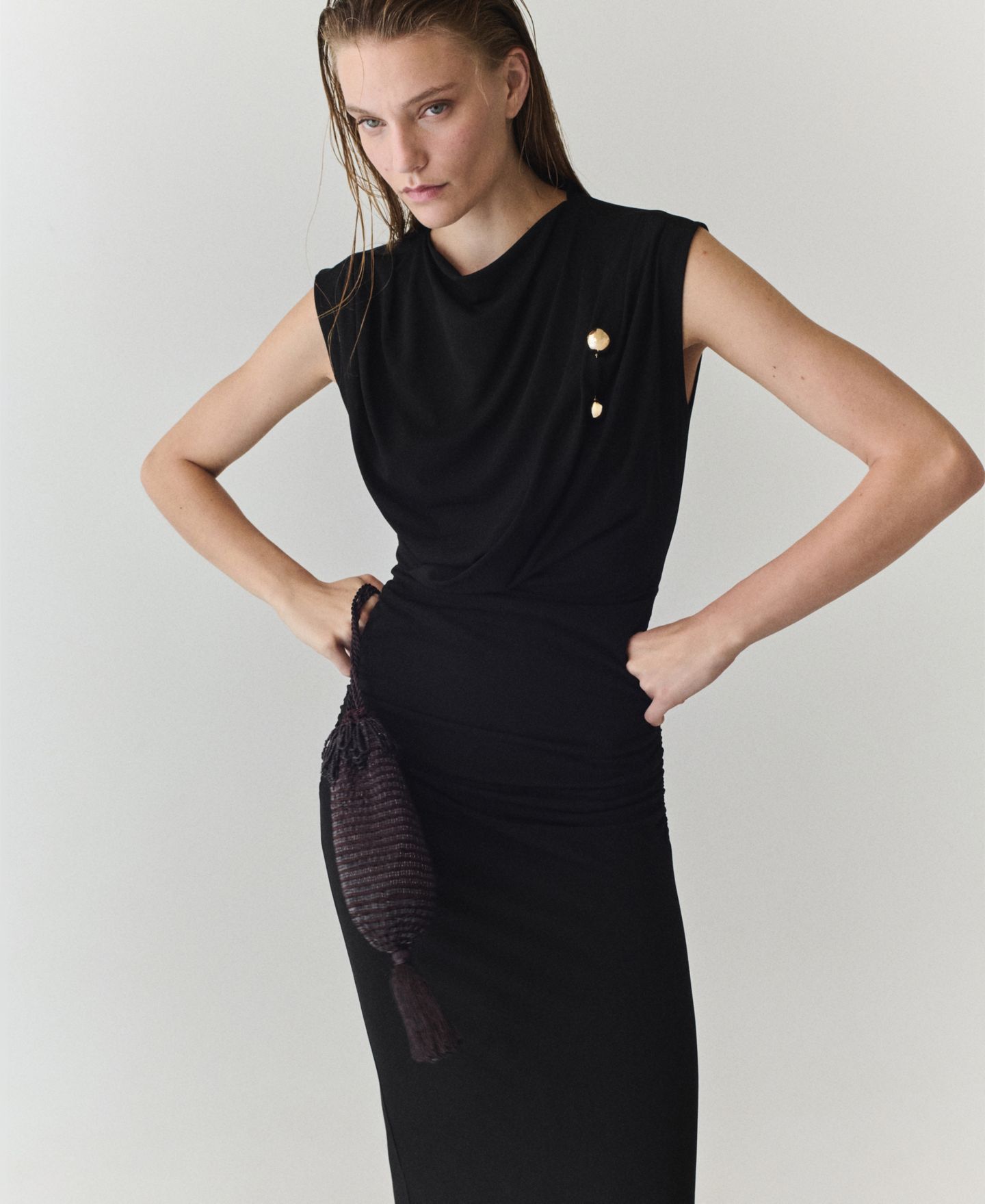 Женское платье Mango Draped Fitted Midi, цвет: Чёрный — фото 2
