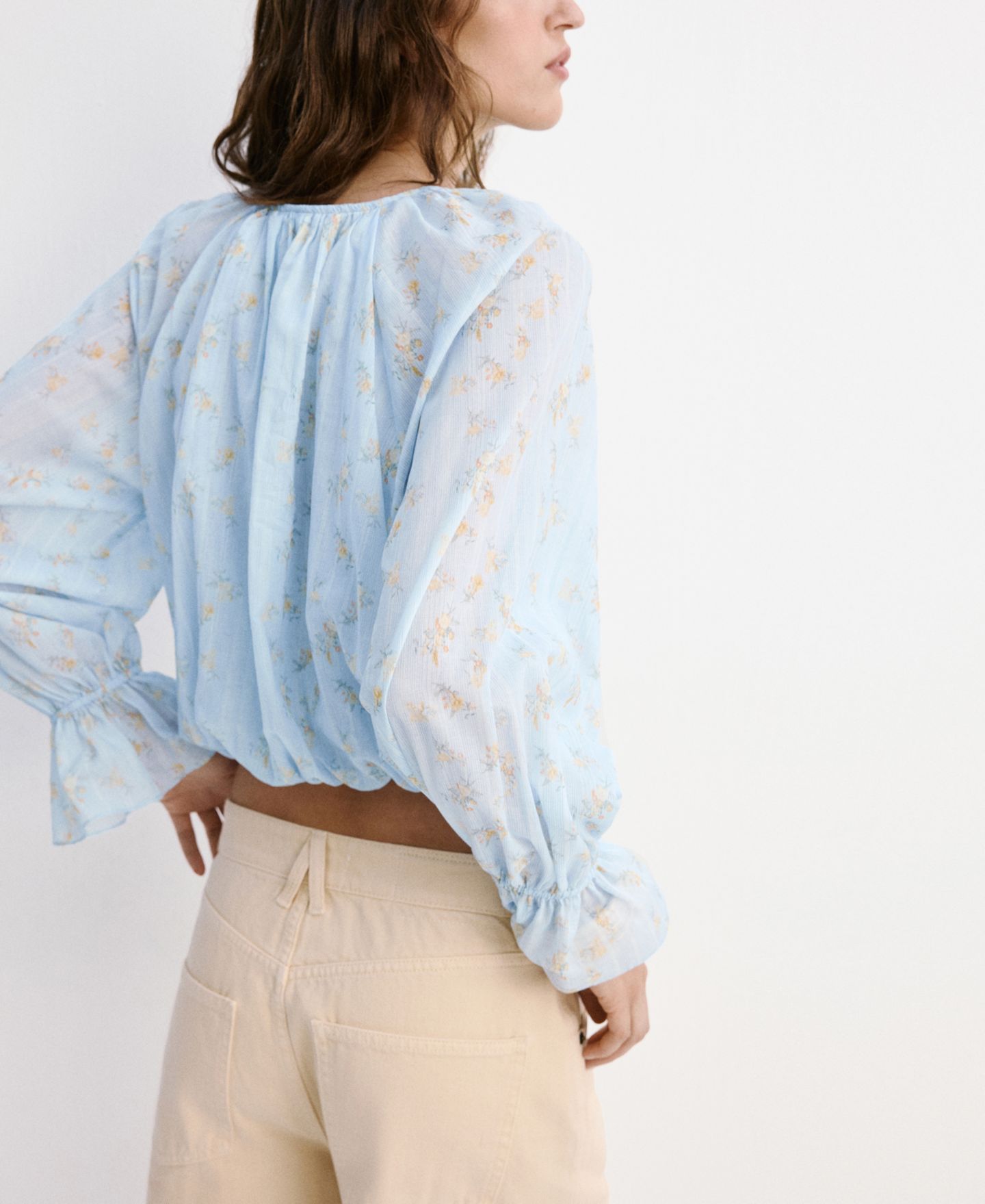 Женская блузка Mango Corgi Floral-Print Cropped Long-Sleeve V-Neck, цвет: Синий — фото 5