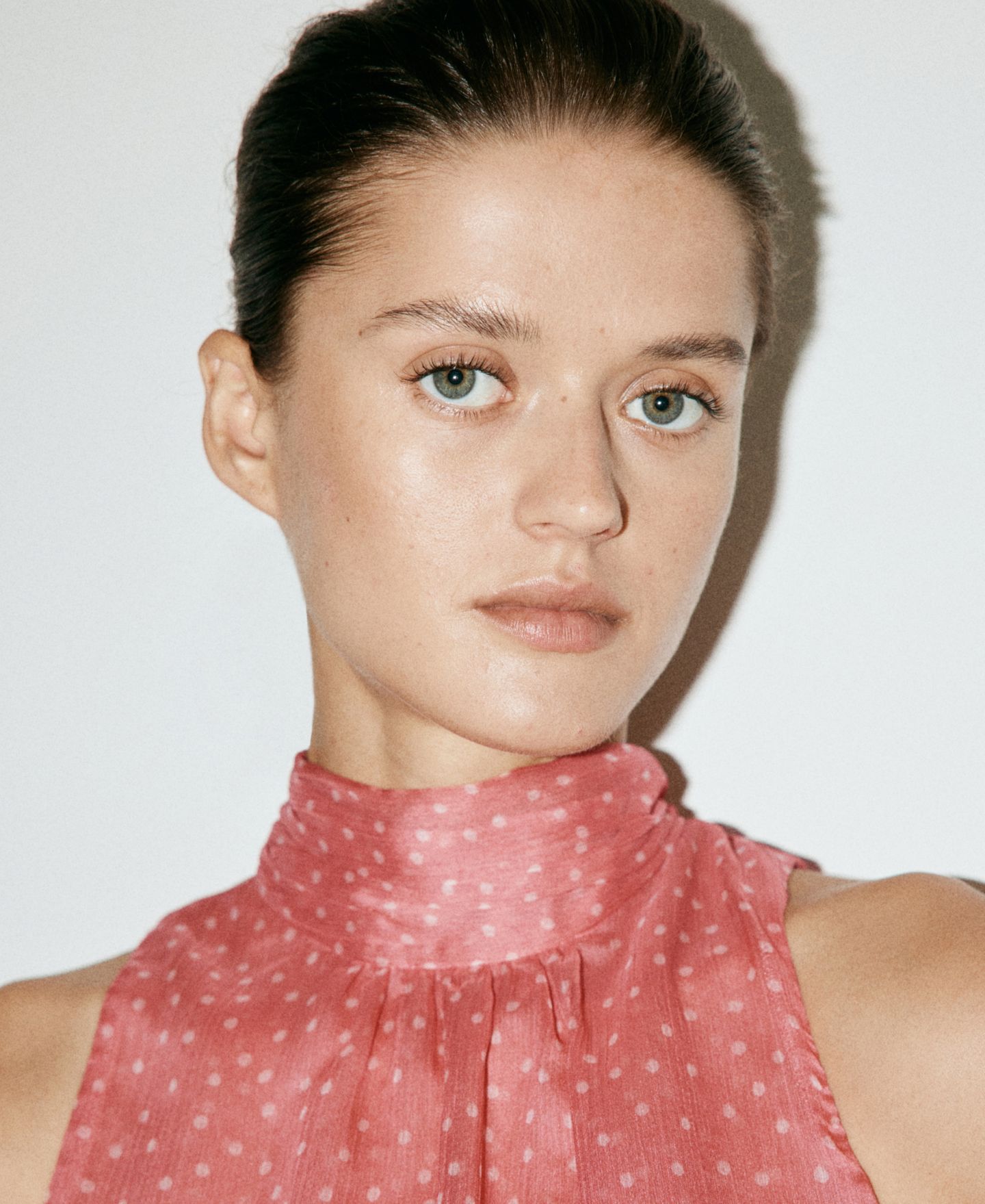 Женская блузка Mango Polka-Dot High-Neck Sleeveless, цвет: Бледный розовый — фото 3