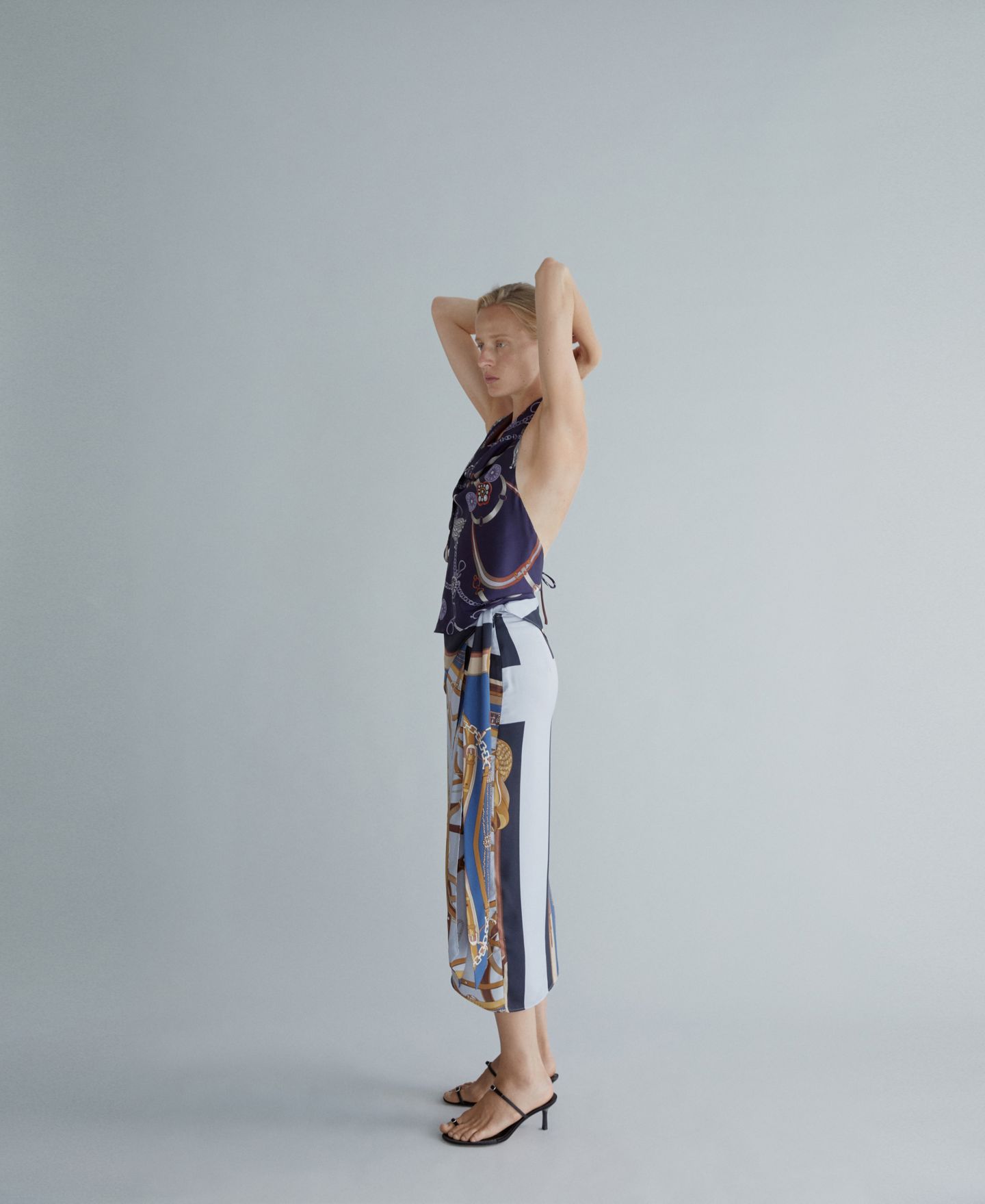 Женский топ Mango Halter Open-Back Printed Crop, цвет: Тёмно-синий — фото 4